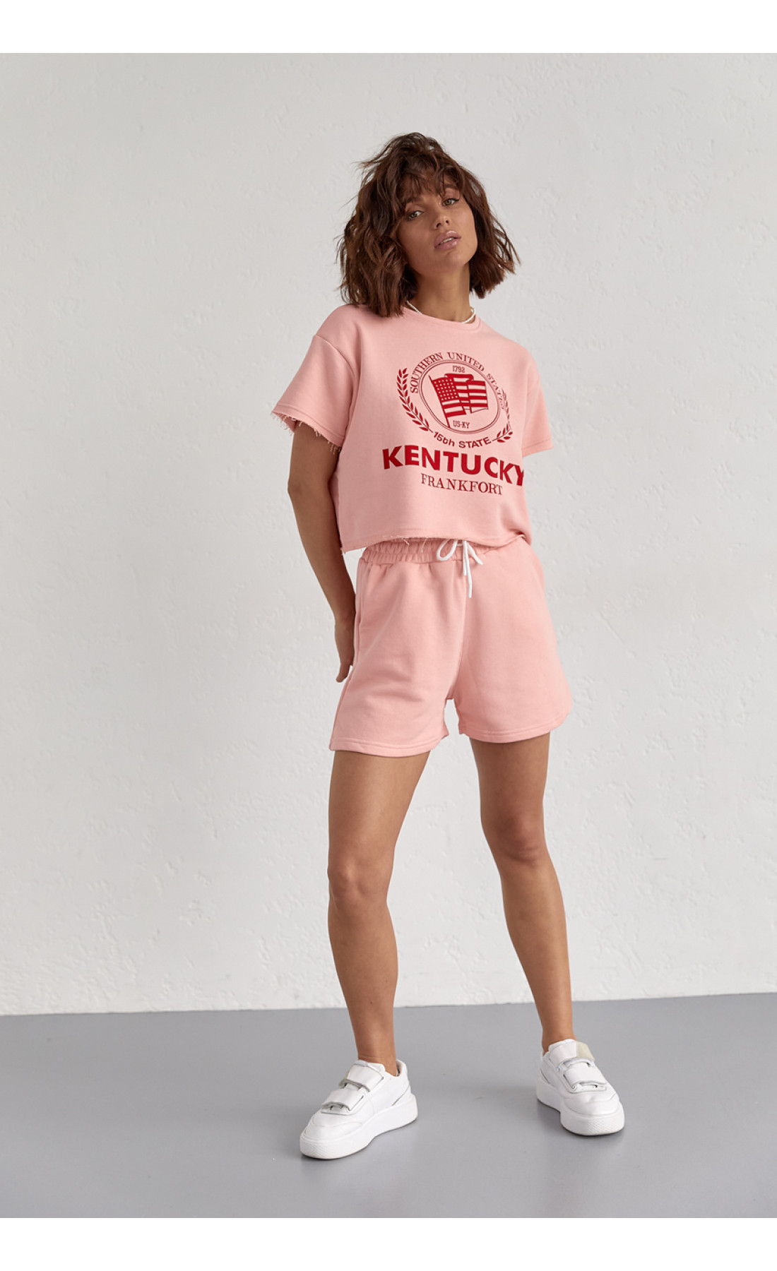 Жіночий спортивний комплект із шортами та футболкою  пудра колір