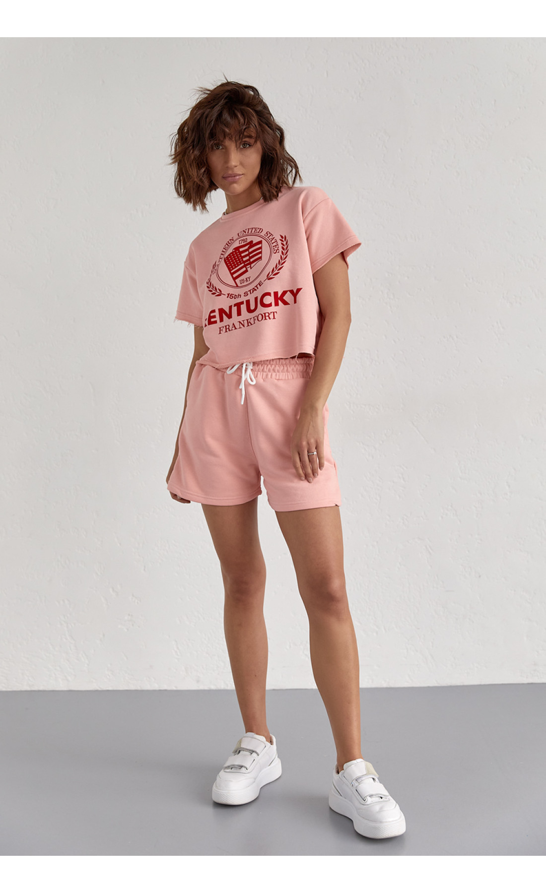 Жіночий спортивний комплект із шортами та футболкою  пудра колір