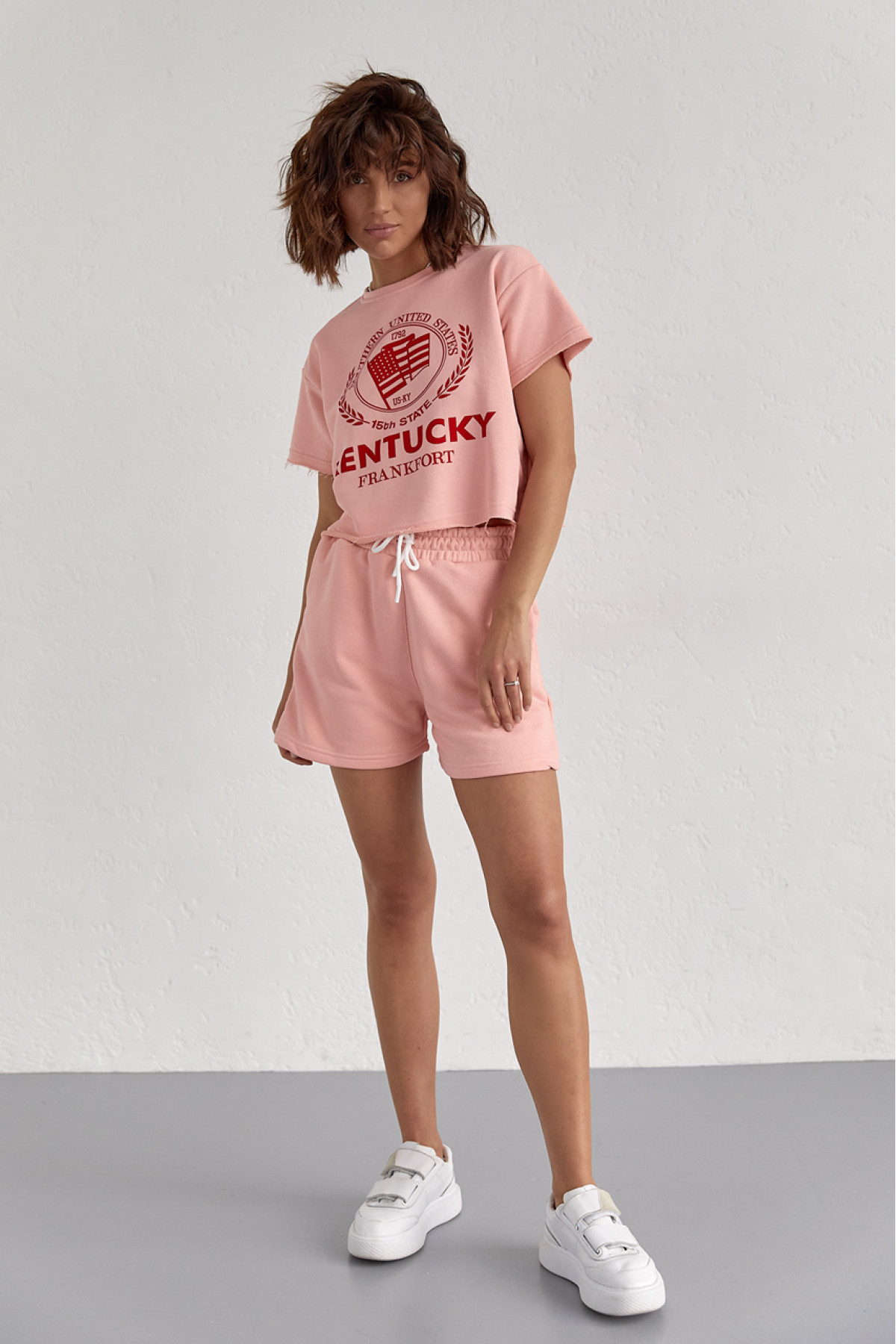Жіночий спортивний комплект із шортами та футболкою  пудра колір
