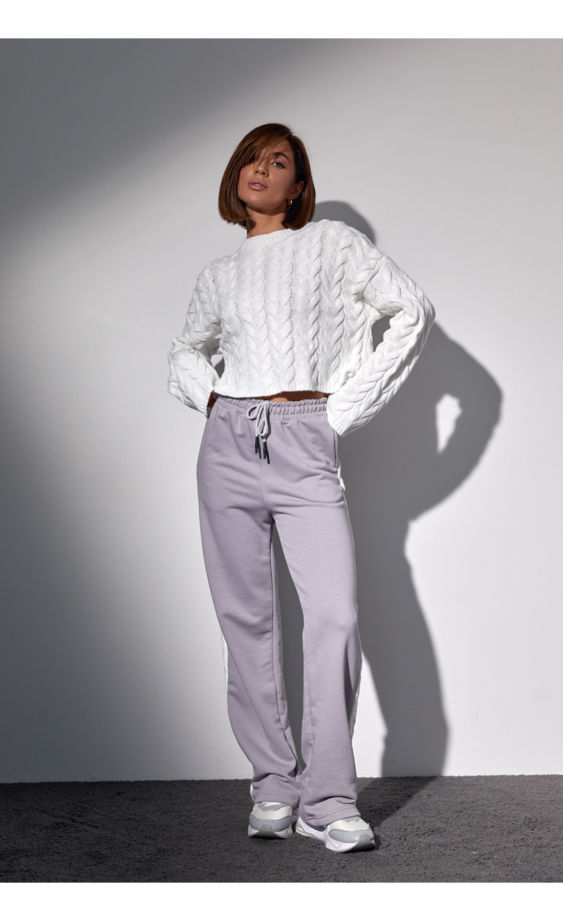 Костюмдвійка з в'язаною кофтою в косички та трикотажними штанами  світлосірий колір