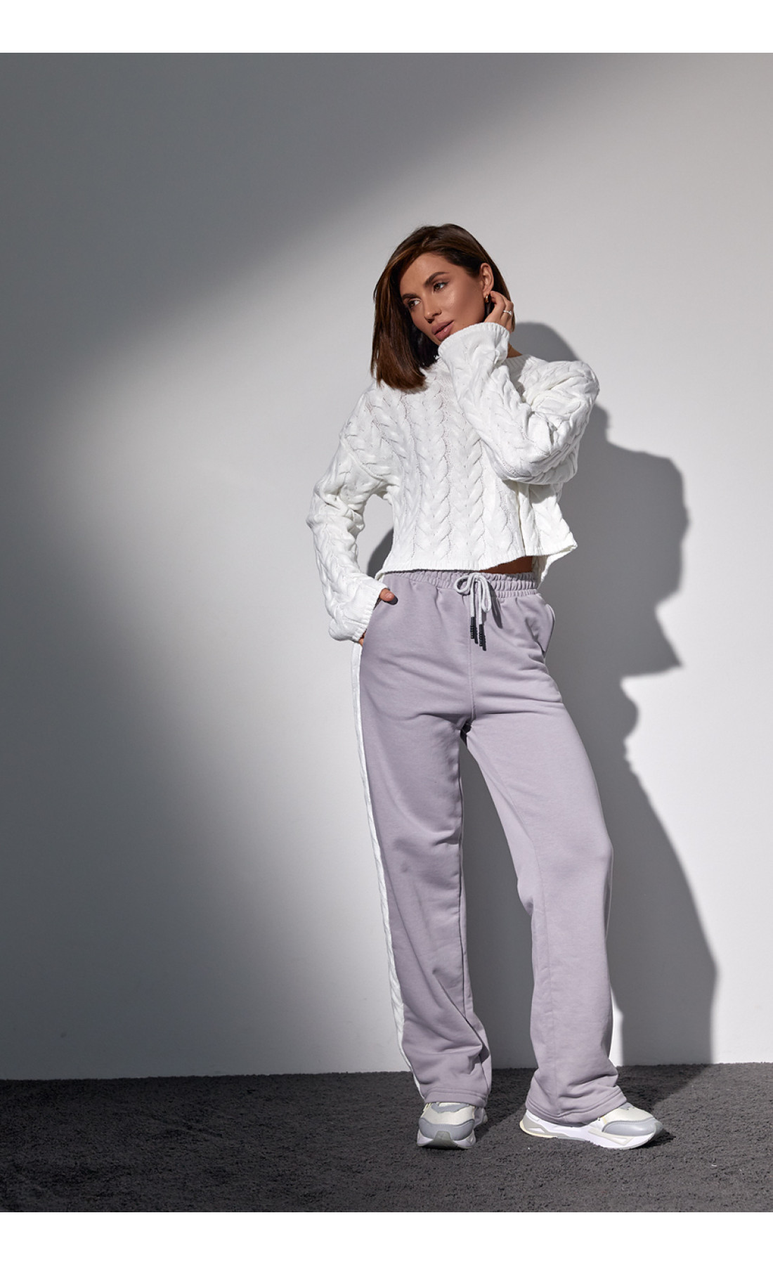 Костюмдвійка з в'язаною кофтою в косички та трикотажними штанами  світлосірий колір