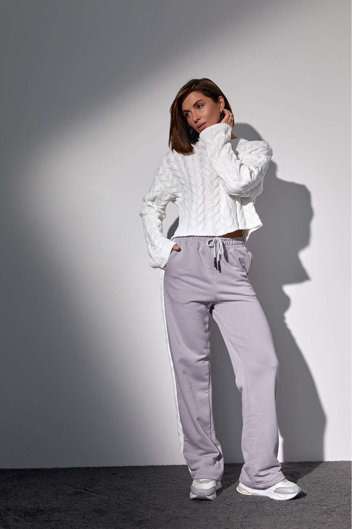 Костюмдвійка з в'язаною кофтою в косички та трикотажними штанами  світлосірий колір