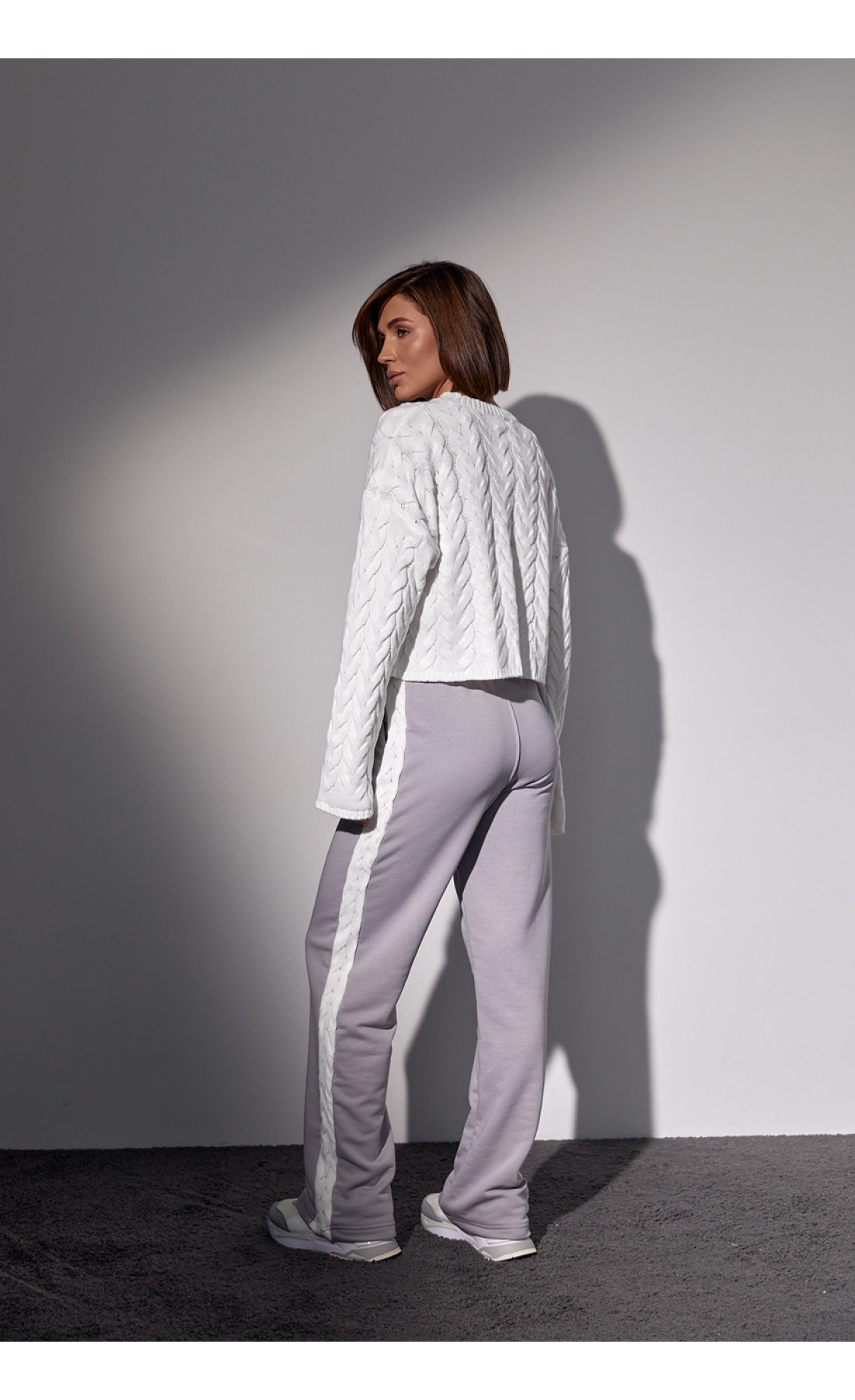 Костюмдвійка з в'язаною кофтою в косички та трикотажними штанами  світлосірий колір