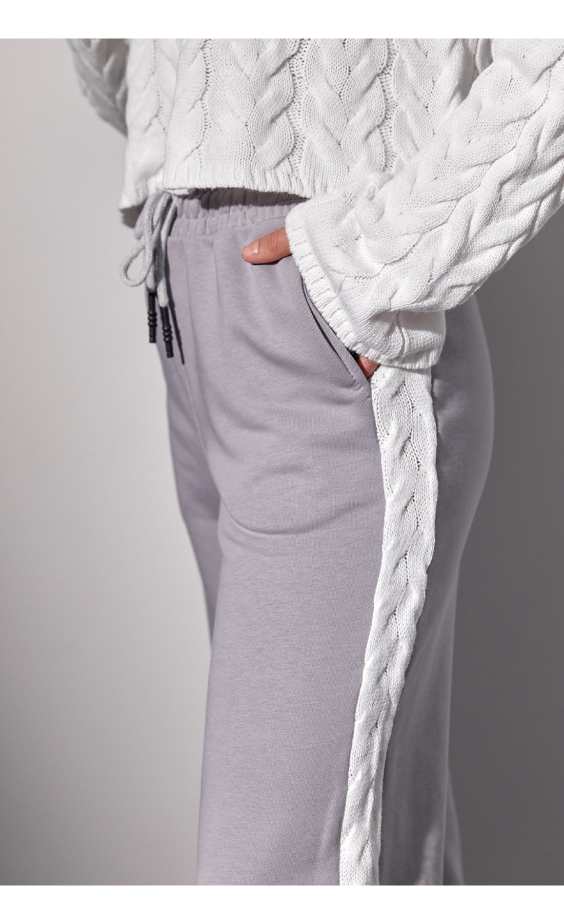 Костюмдвійка з в'язаною кофтою в косички та трикотажними штанами  світлосірий колір