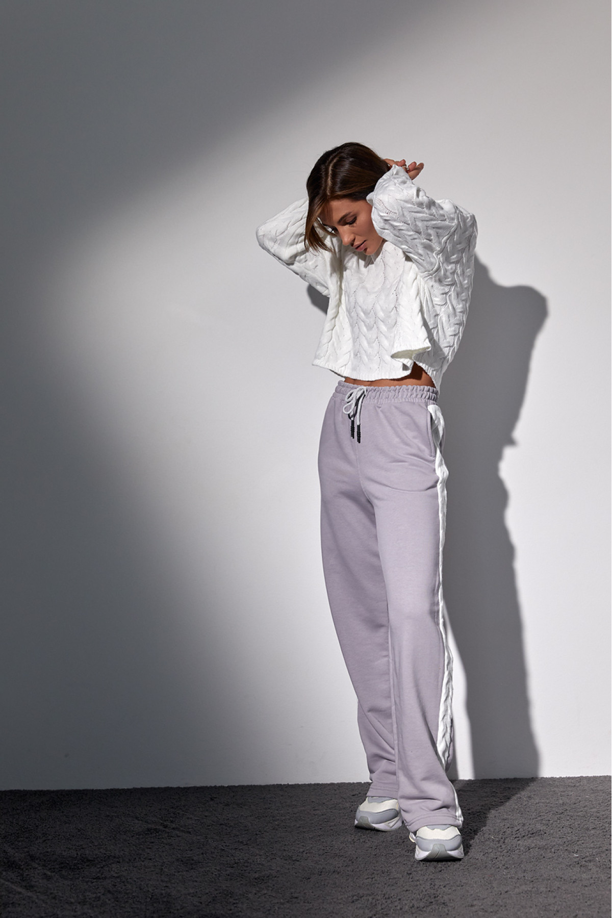 Костюмдвійка з в'язаною кофтою в косички та трикотажними штанами  світлосірий колір