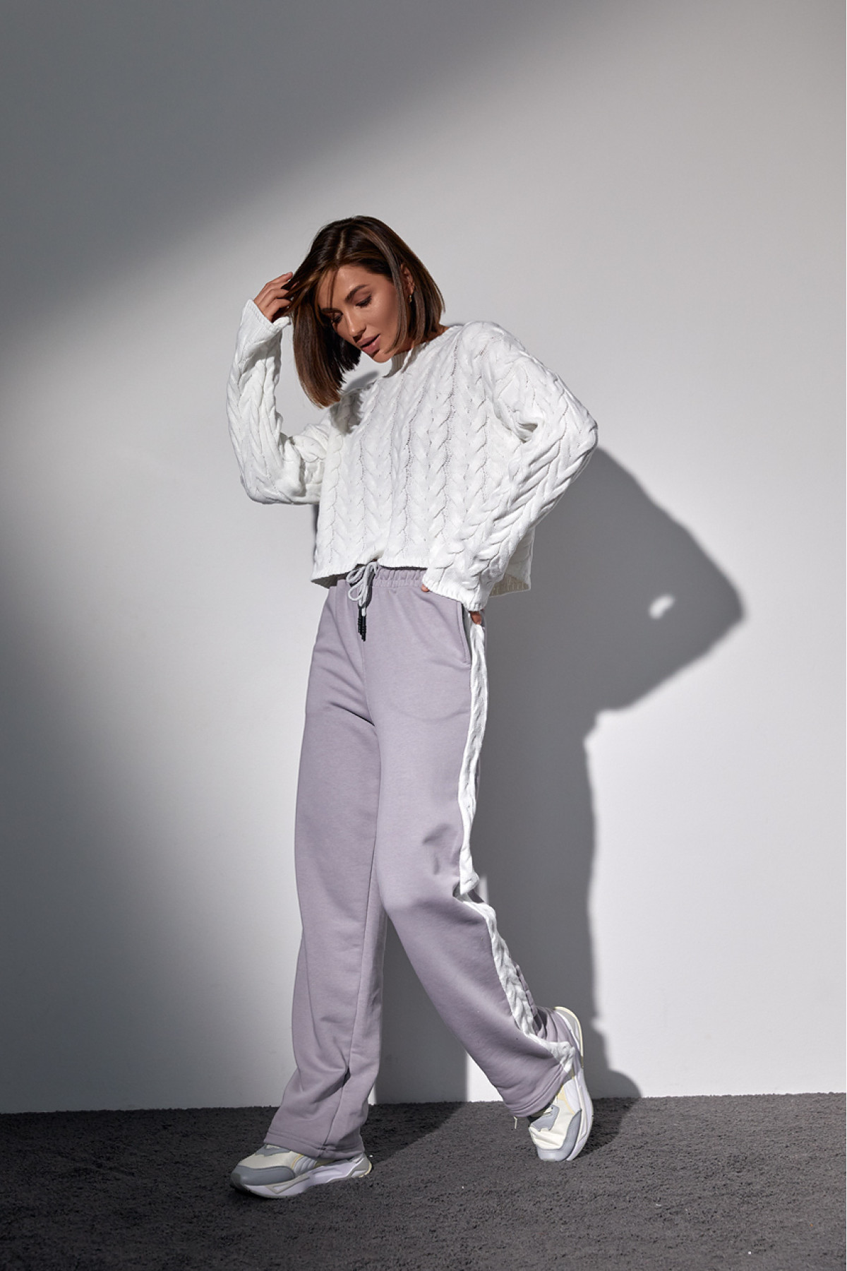 Костюмдвійка з в'язаною кофтою в косички та трикотажними штанами  світлосірий колір