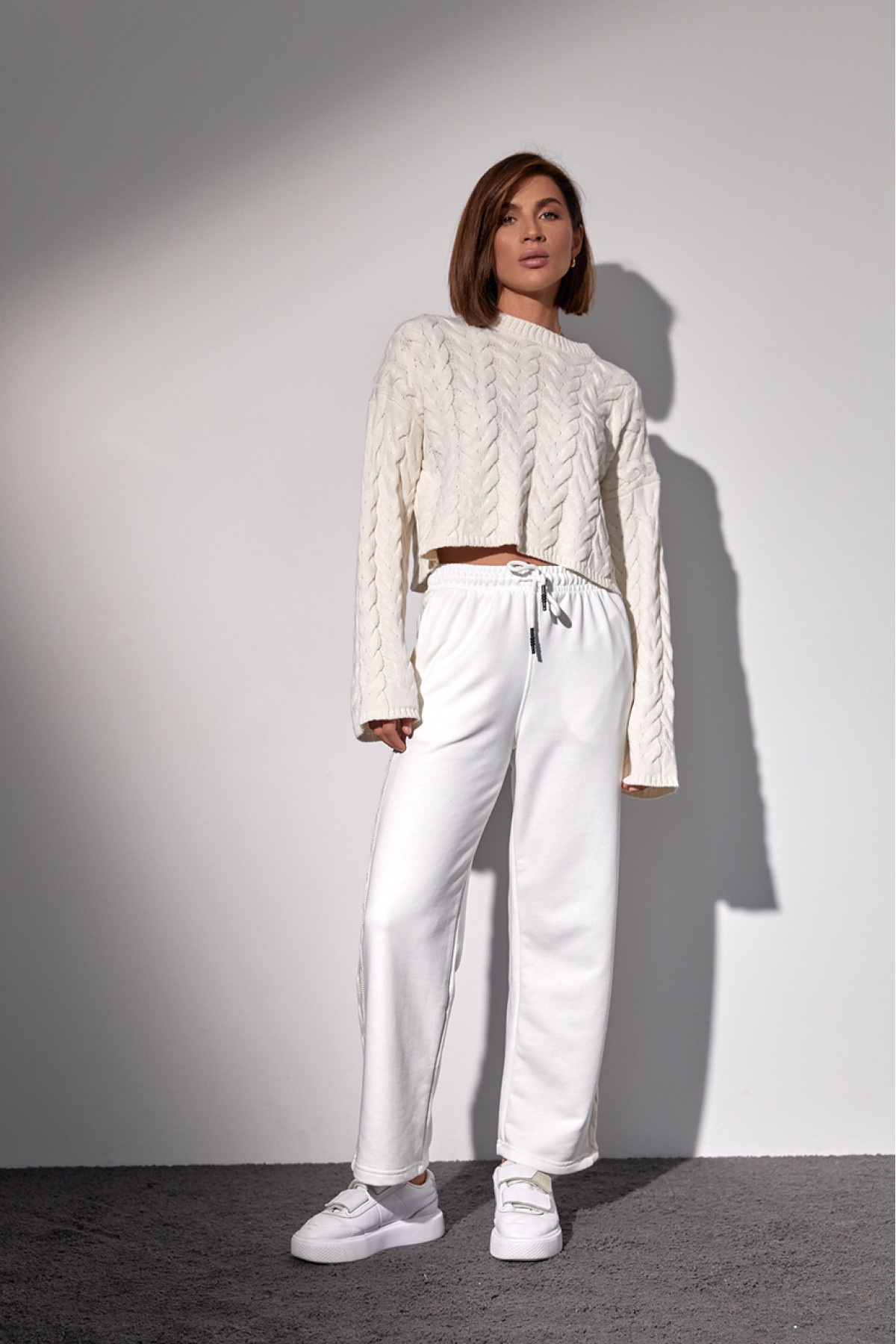 Костюмдвійка з в'язаною кофтою в косички та трикотажними штанами  молочний колір