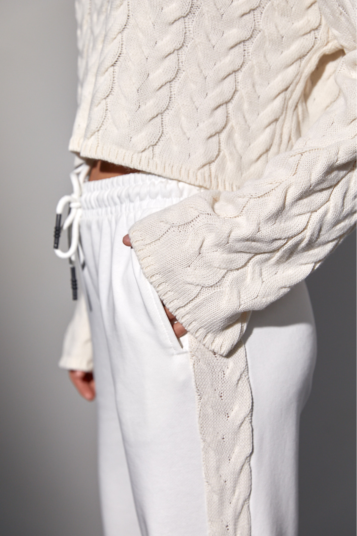 Костюмдвійка з в'язаною кофтою в косички та трикотажними штанами  молочний колір