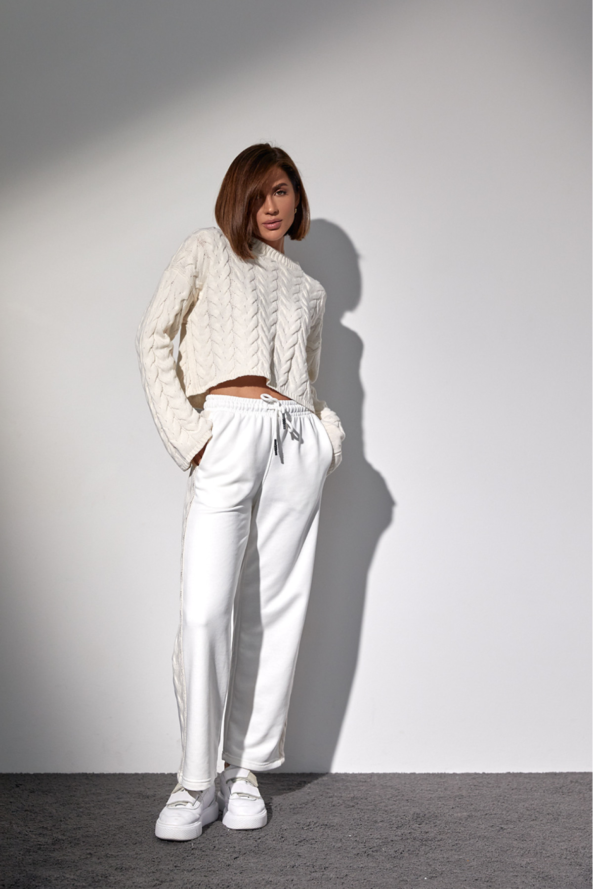 Костюмдвійка з в'язаною кофтою в косички та трикотажними штанами  молочний колір