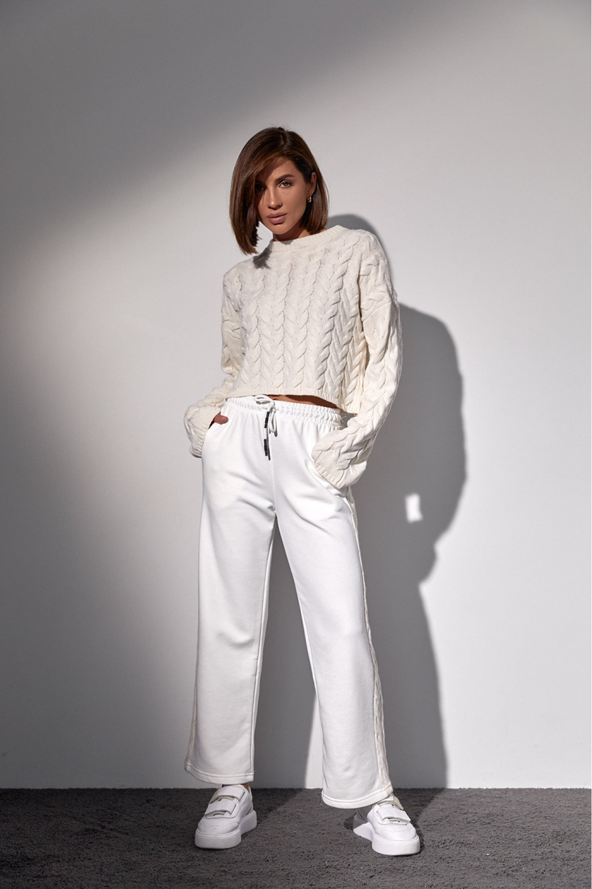 Костюмдвійка з в'язаною кофтою в косички та трикотажними штанами  молочний колір