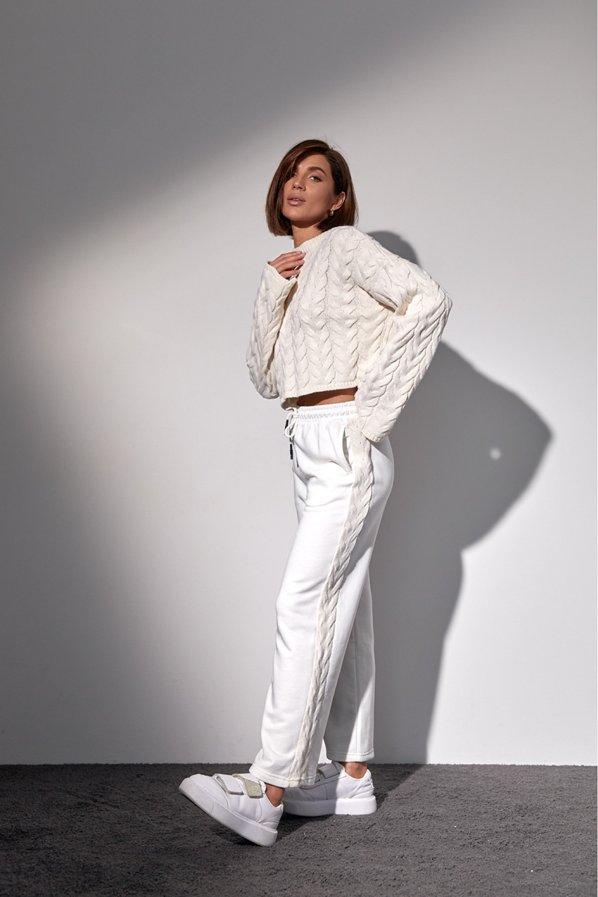 Костюмдвійка з в'язаною кофтою в косички та трикотажними штанами  молочний колір