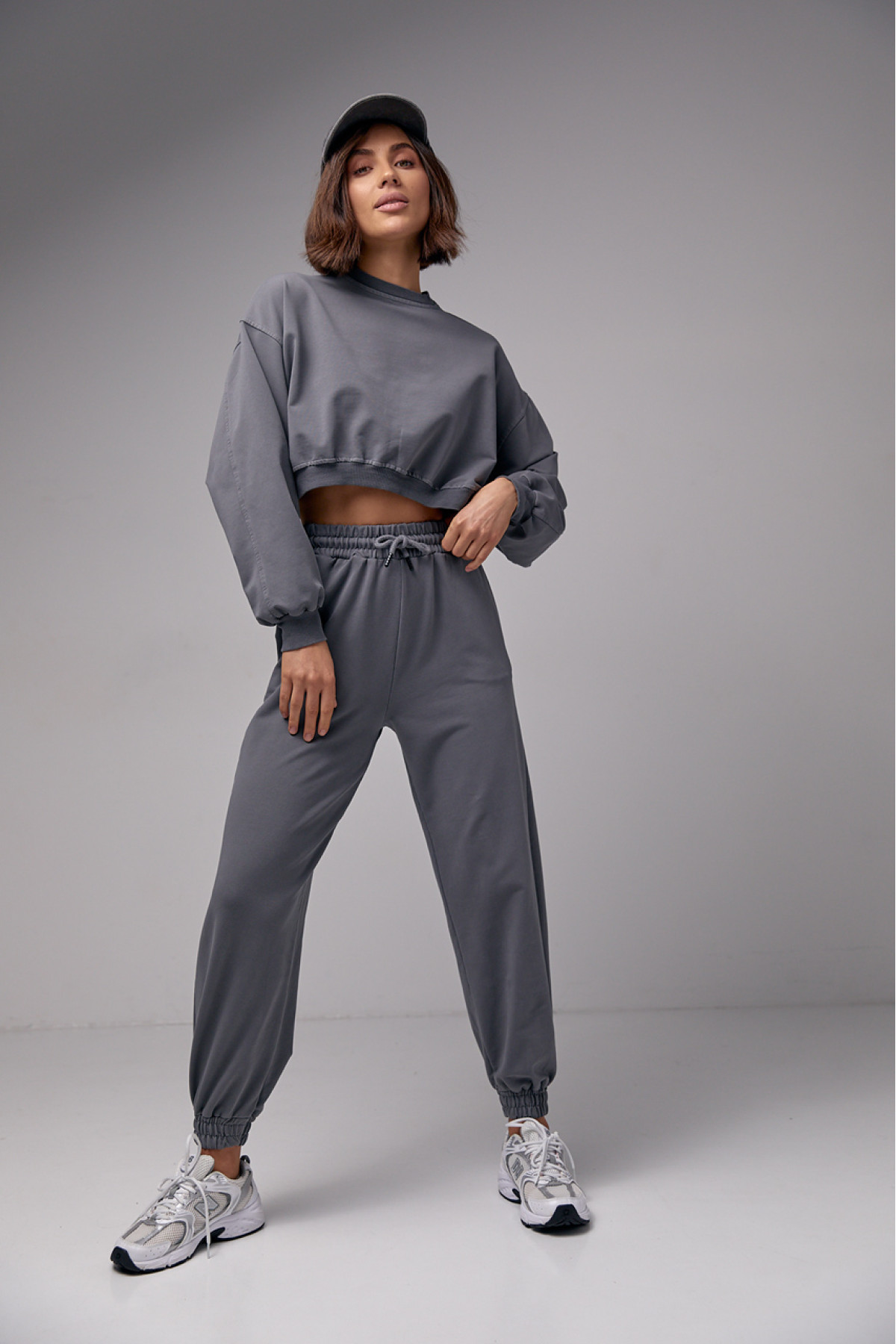 Жіночий спортивний костюм з укороченим світшотом та джогерами  темносірий колір