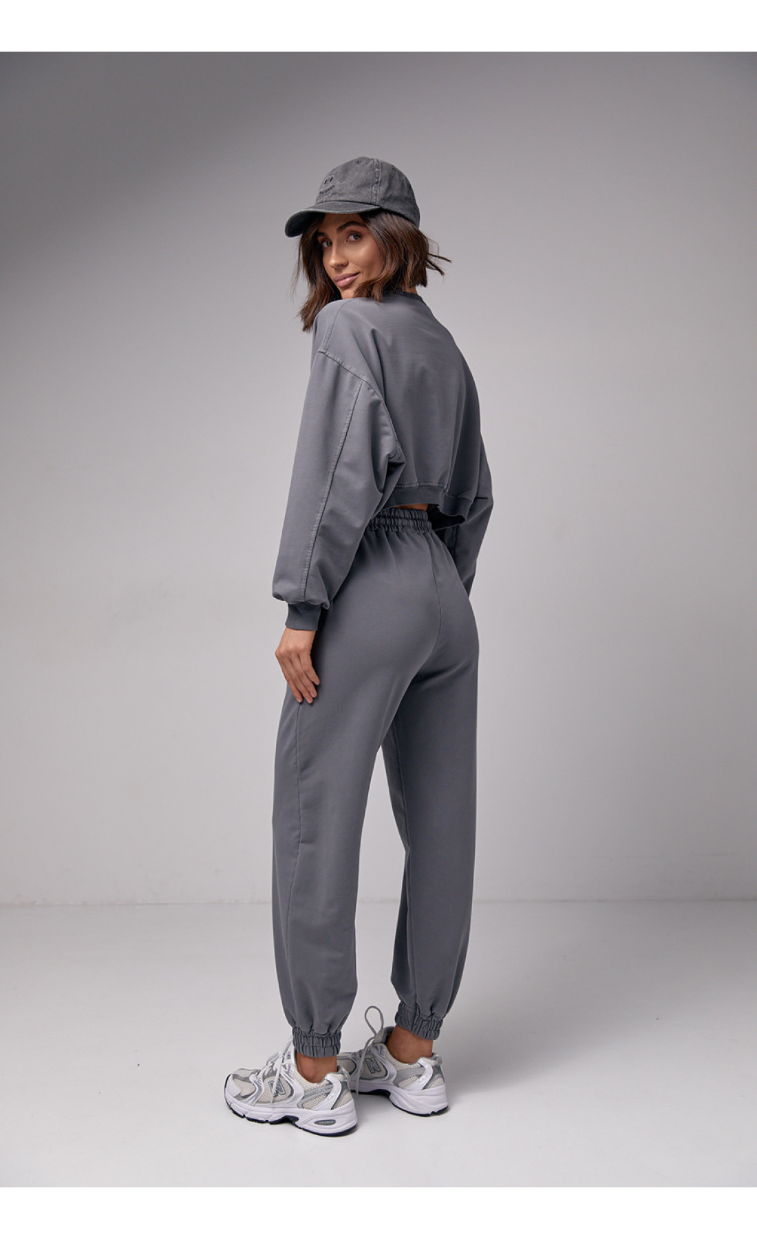 Жіночий спортивний костюм з укороченим світшотом та джогерами  темносірий колір