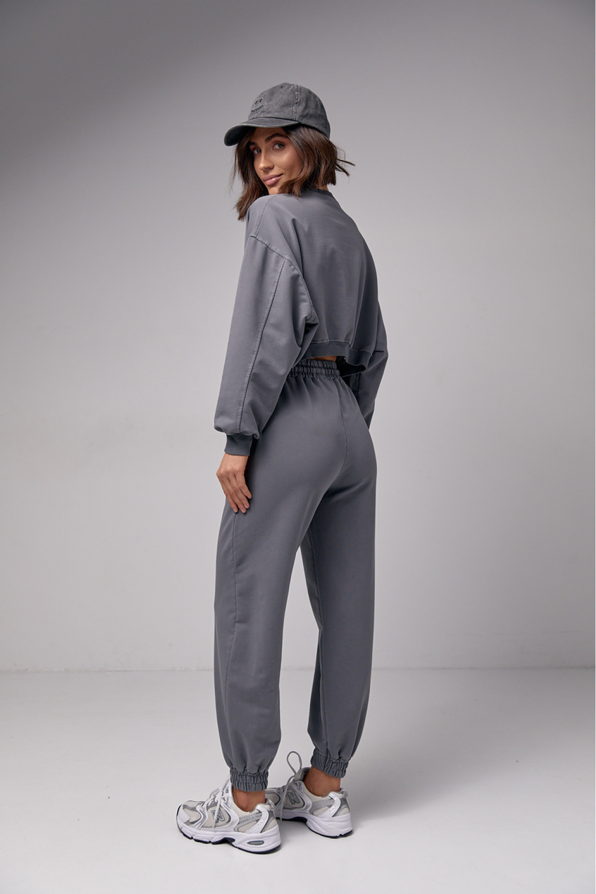 Жіночий спортивний костюм з укороченим світшотом та джогерами  темносірий колір