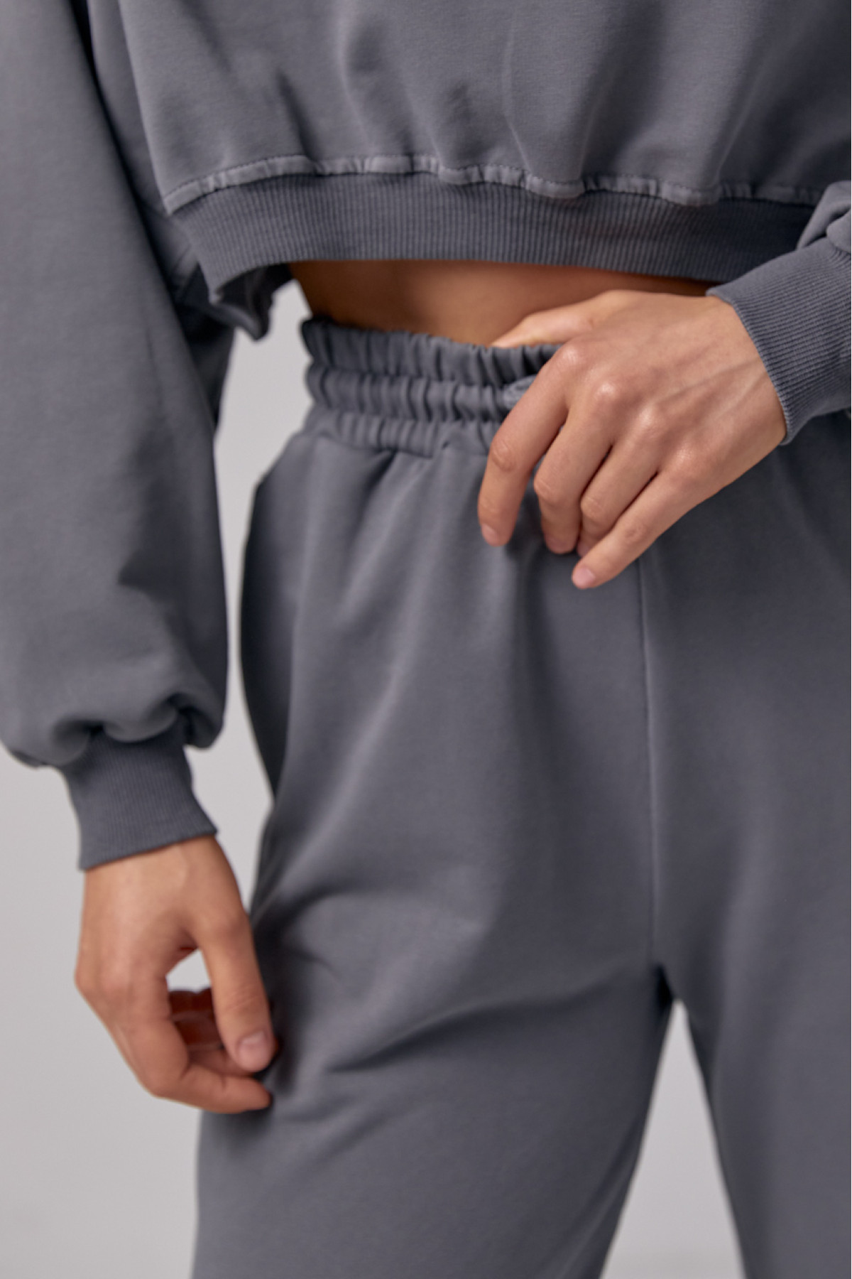 Жіночий спортивний костюм з укороченим світшотом та джогерами  темносірий колір