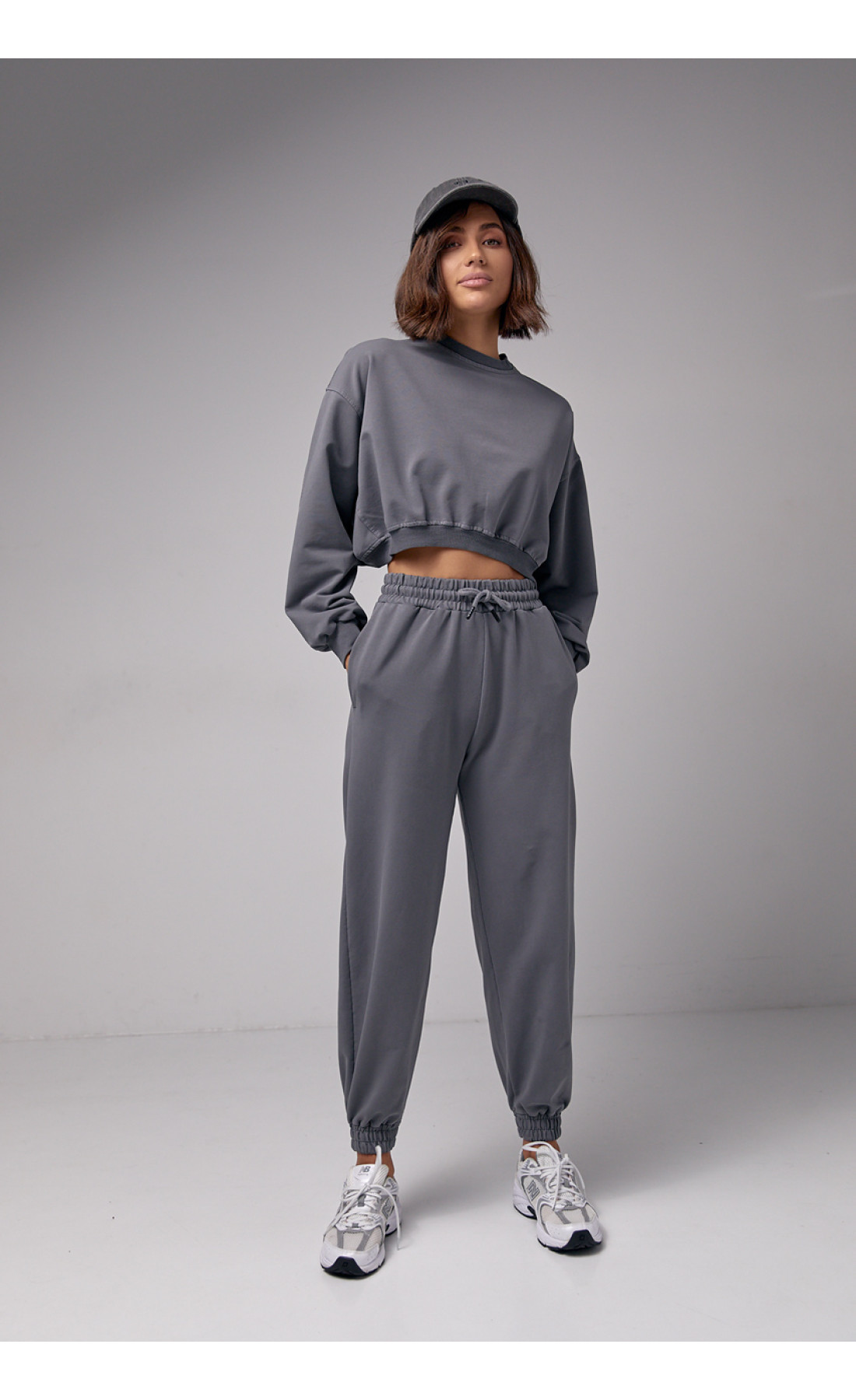 Жіночий спортивний костюм з укороченим світшотом та джогерами  темносірий колір