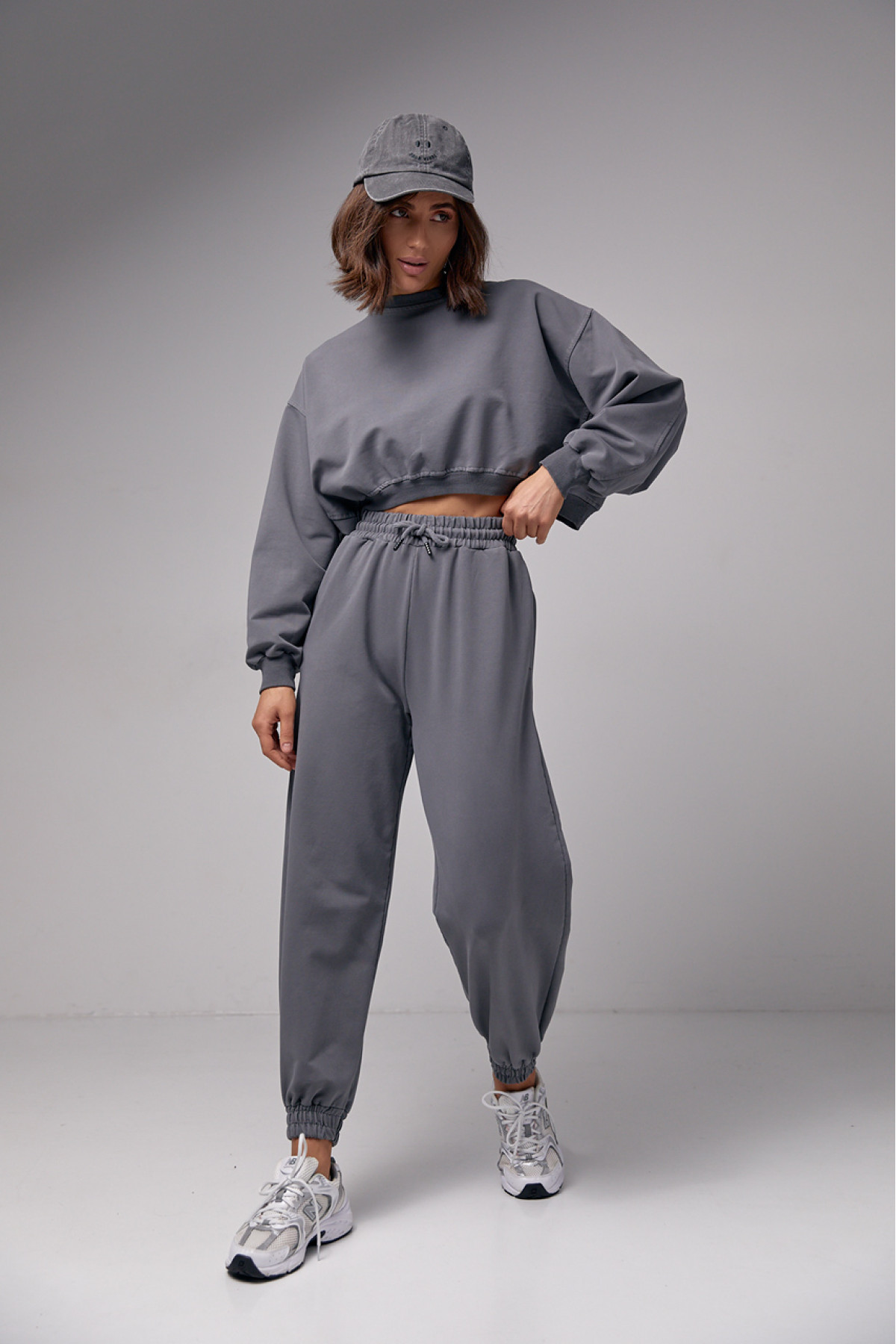 Жіночий спортивний костюм з укороченим світшотом та джогерами  темносірий колір