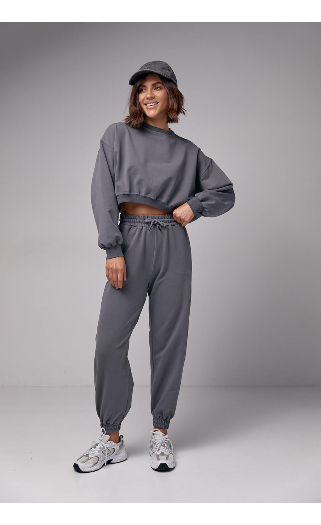 Жіночий спортивний костюм з укороченим світшотом та джогерами  темносірий колір