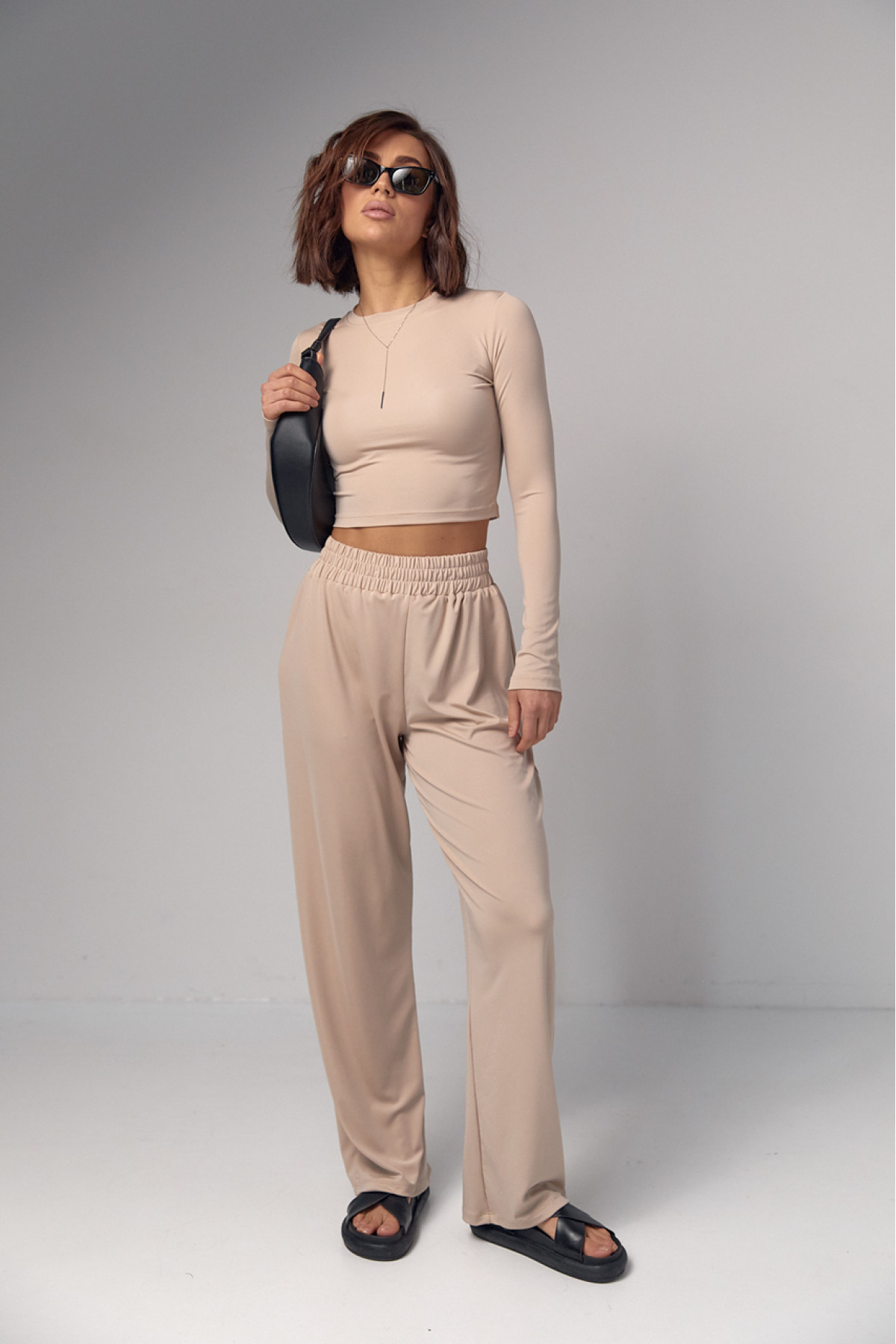 Жіночий базовий костюм з еластичної тканини  бежевий колір