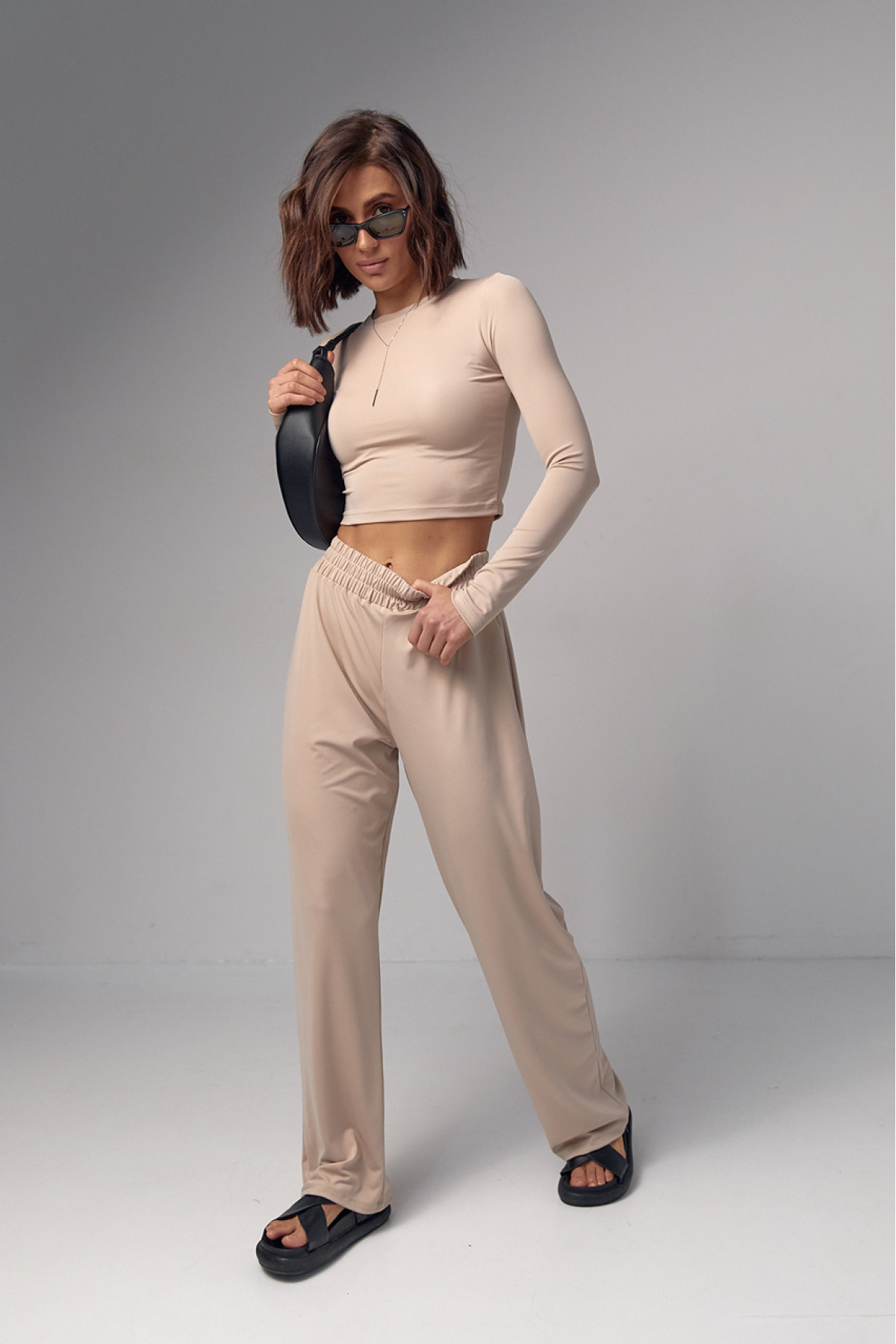 Жіночий базовий костюм з еластичної тканини  бежевий колір
