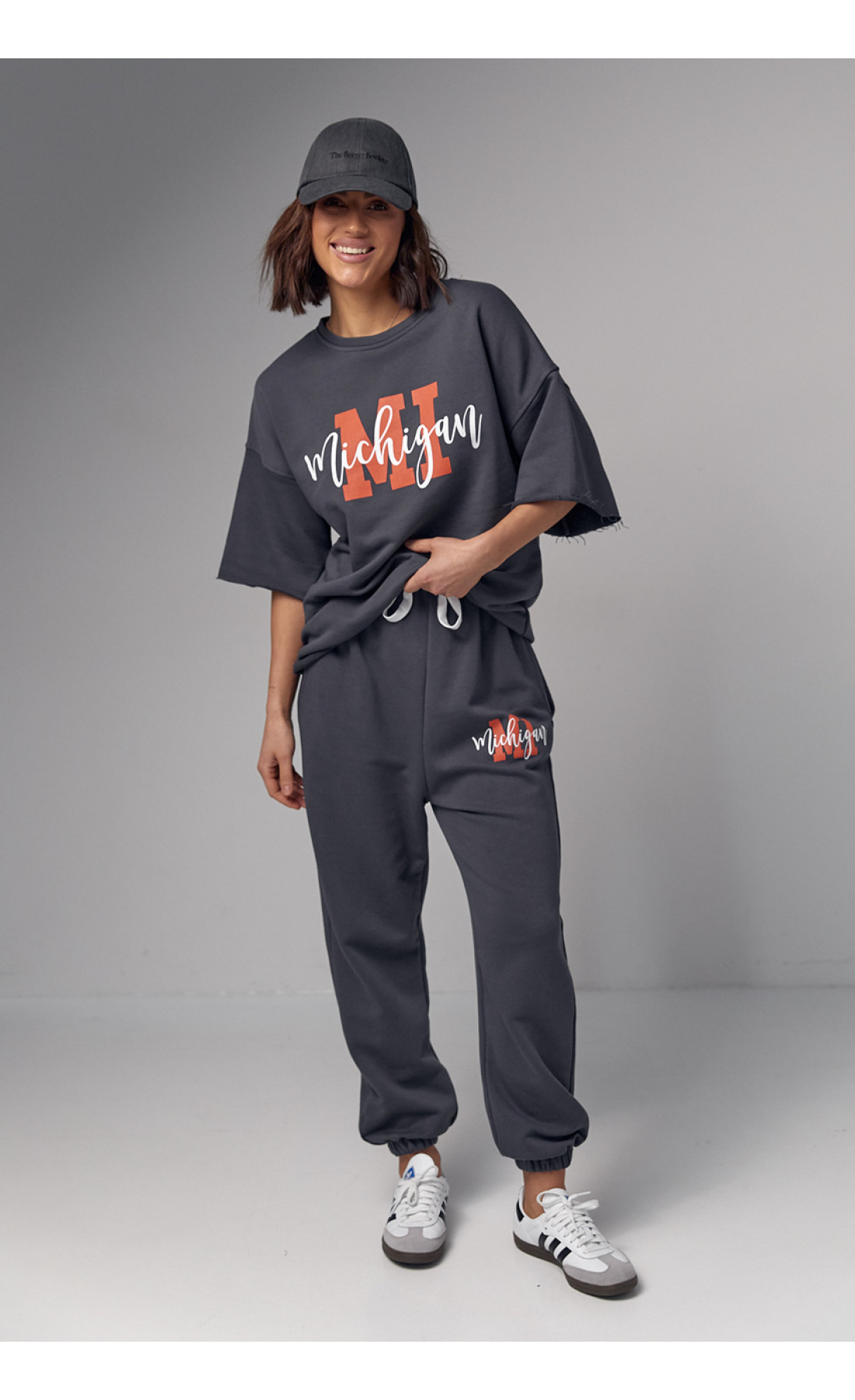 Жіночий спортивний костюм з написом Michigan  темносірий колір