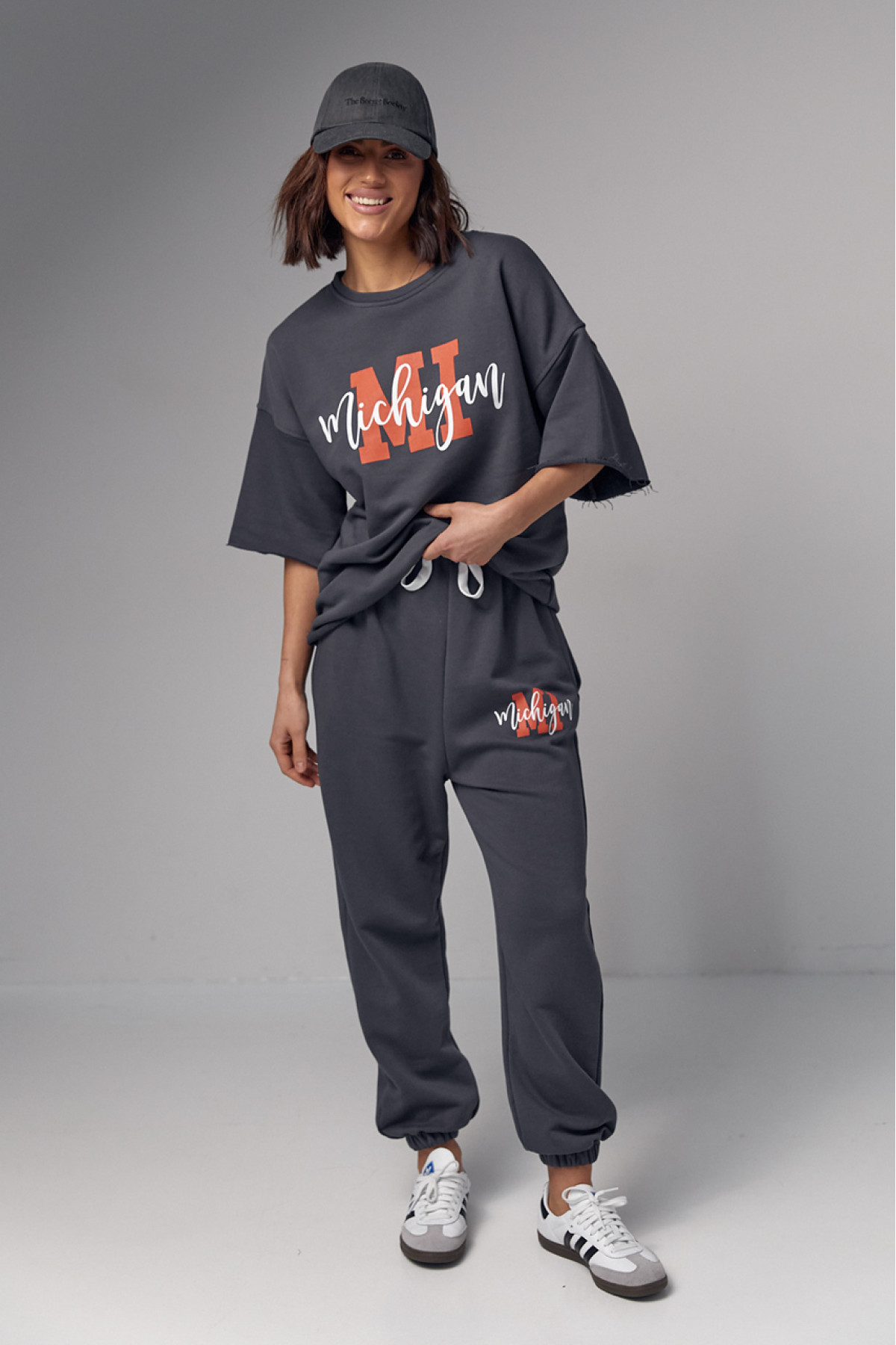 Жіночий спортивний костюм з написом Michigan  темносірий колір