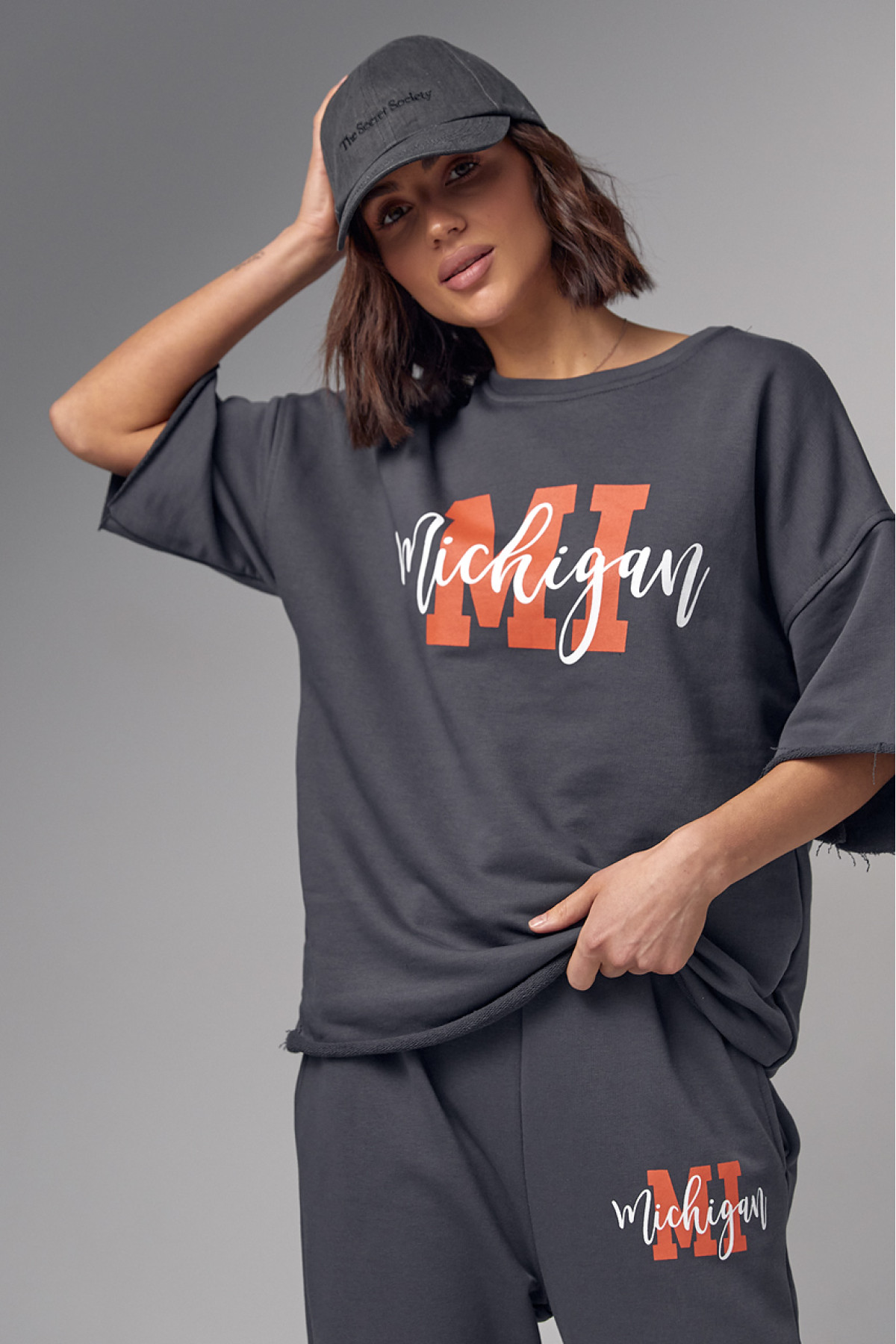 Жіночий спортивний костюм з написом Michigan  темносірий колір