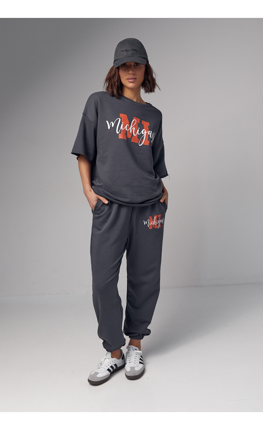 Жіночий спортивний костюм з написом Michigan  темносірий колір
