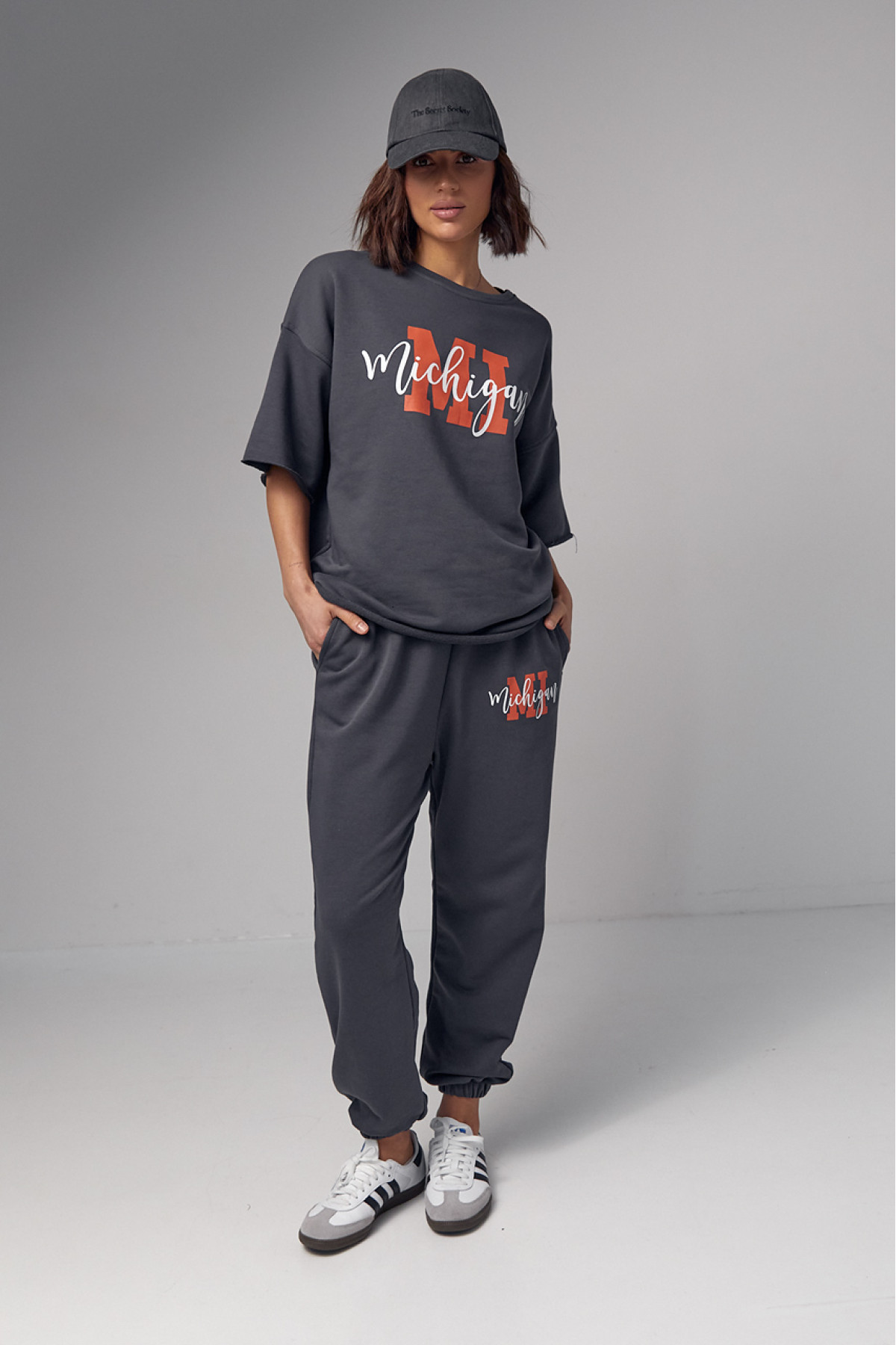Жіночий спортивний костюм з написом Michigan  темносірий колір