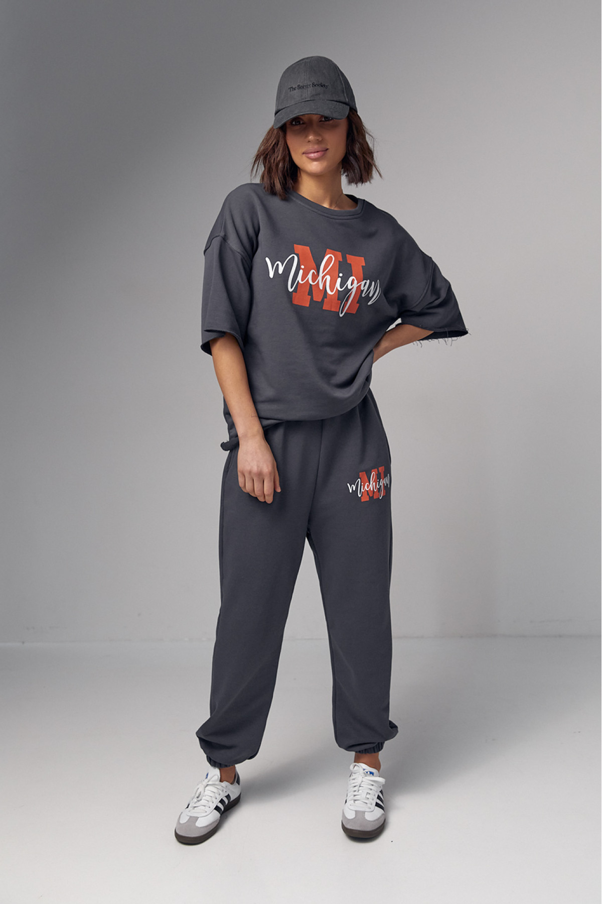 Жіночий спортивний костюм з написом Michigan  темносірий колір