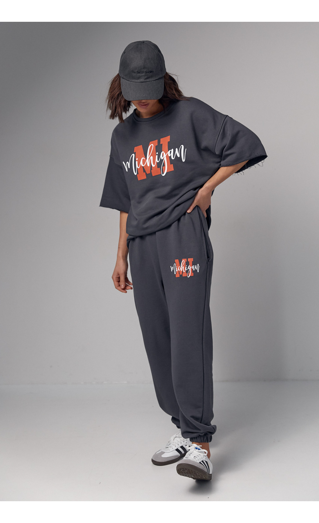 Жіночий спортивний костюм з написом Michigan  темносірий колір