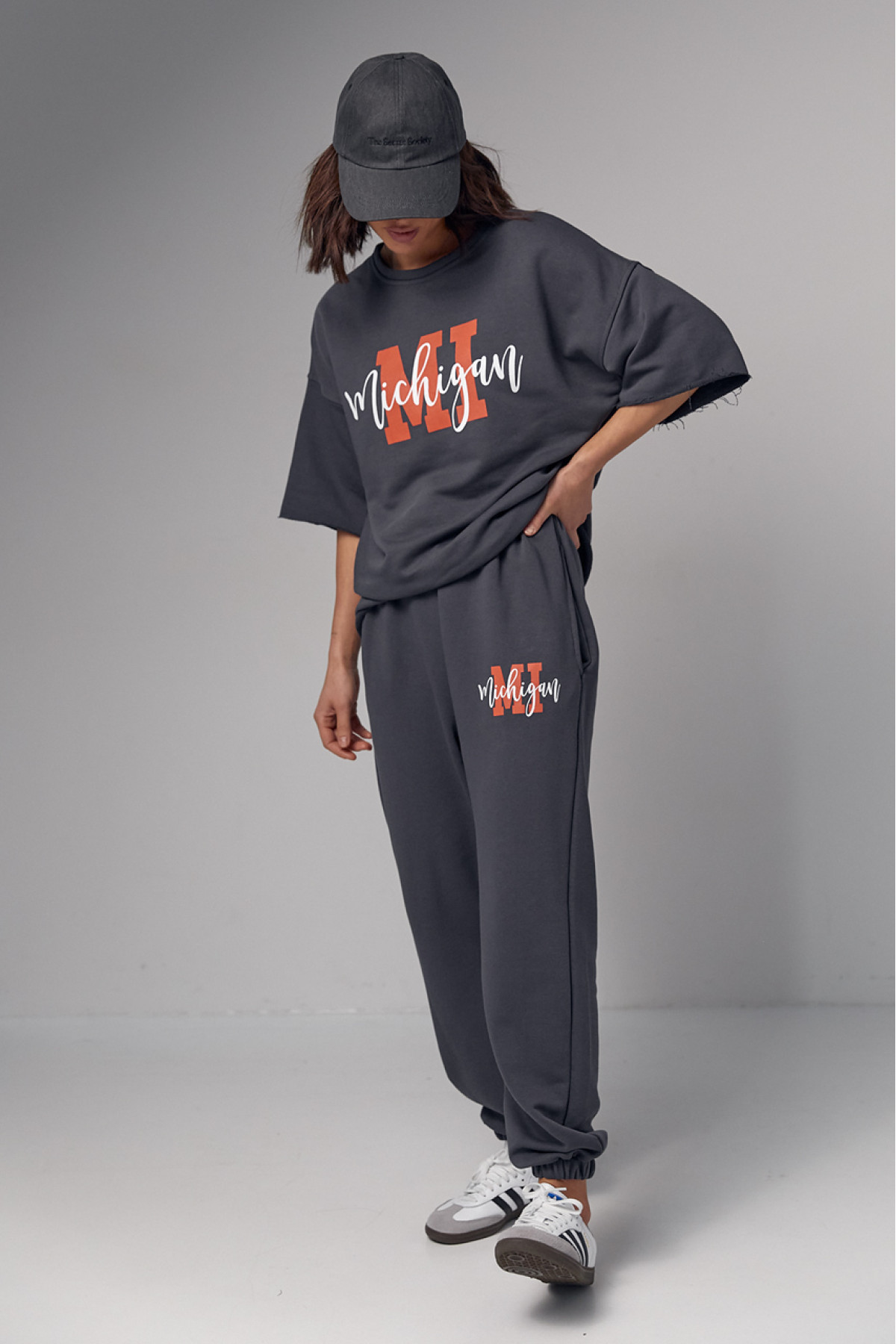 Жіночий спортивний костюм з написом Michigan  темносірий колір