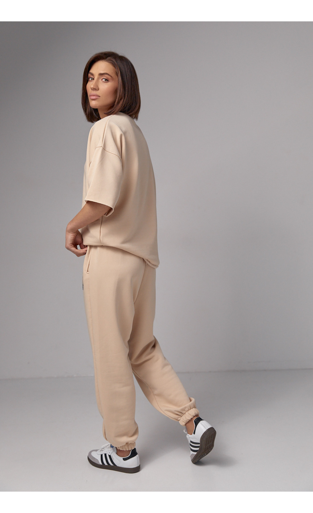 Жіночий спортивний костюм з вишивкою LA  кремовий колір