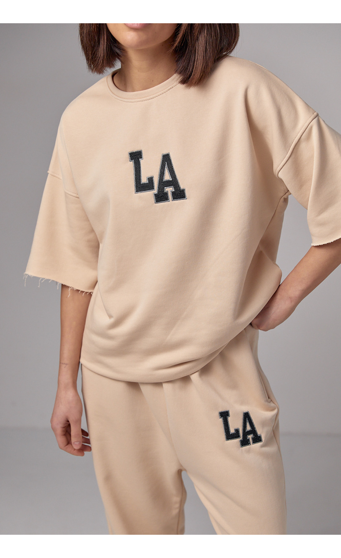 Жіночий спортивний костюм з вишивкою LA  кремовий колір