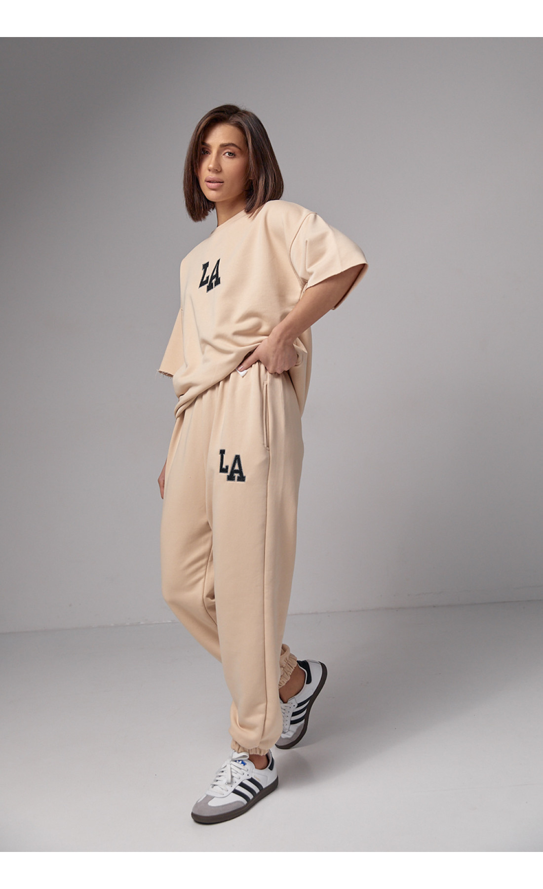 Жіночий спортивний костюм з вишивкою LA  кремовий колір