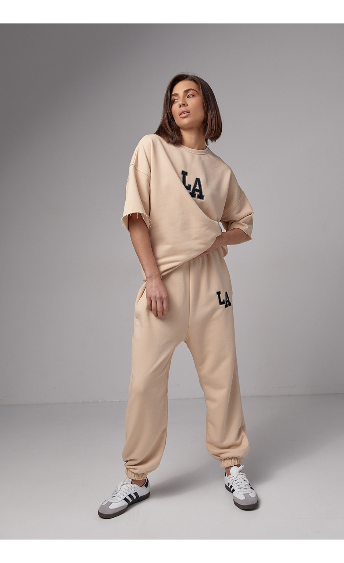 Жіночий спортивний костюм з вишивкою LA  кремовий колір