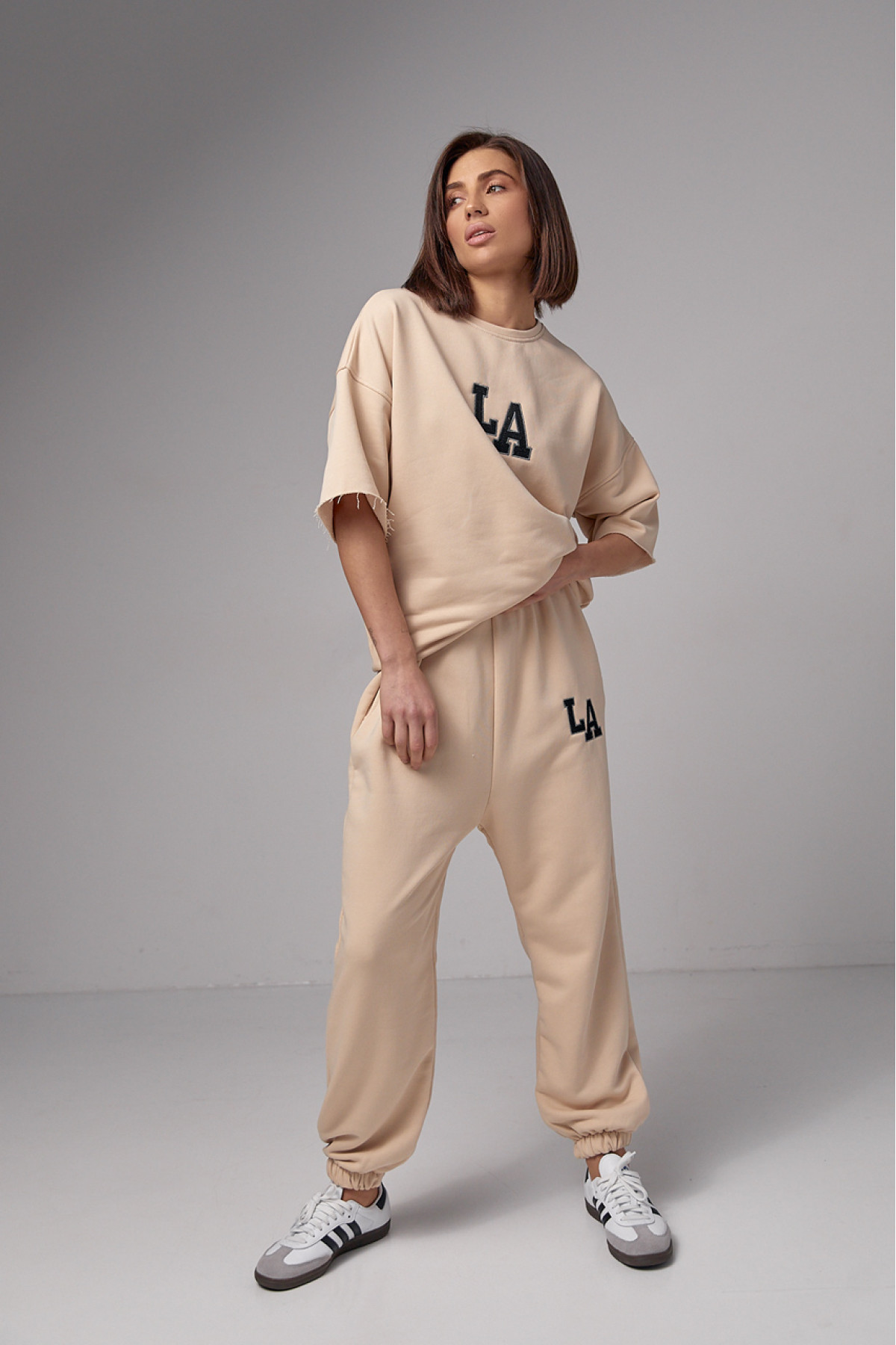 Жіночий спортивний костюм з вишивкою LA  кремовий колір