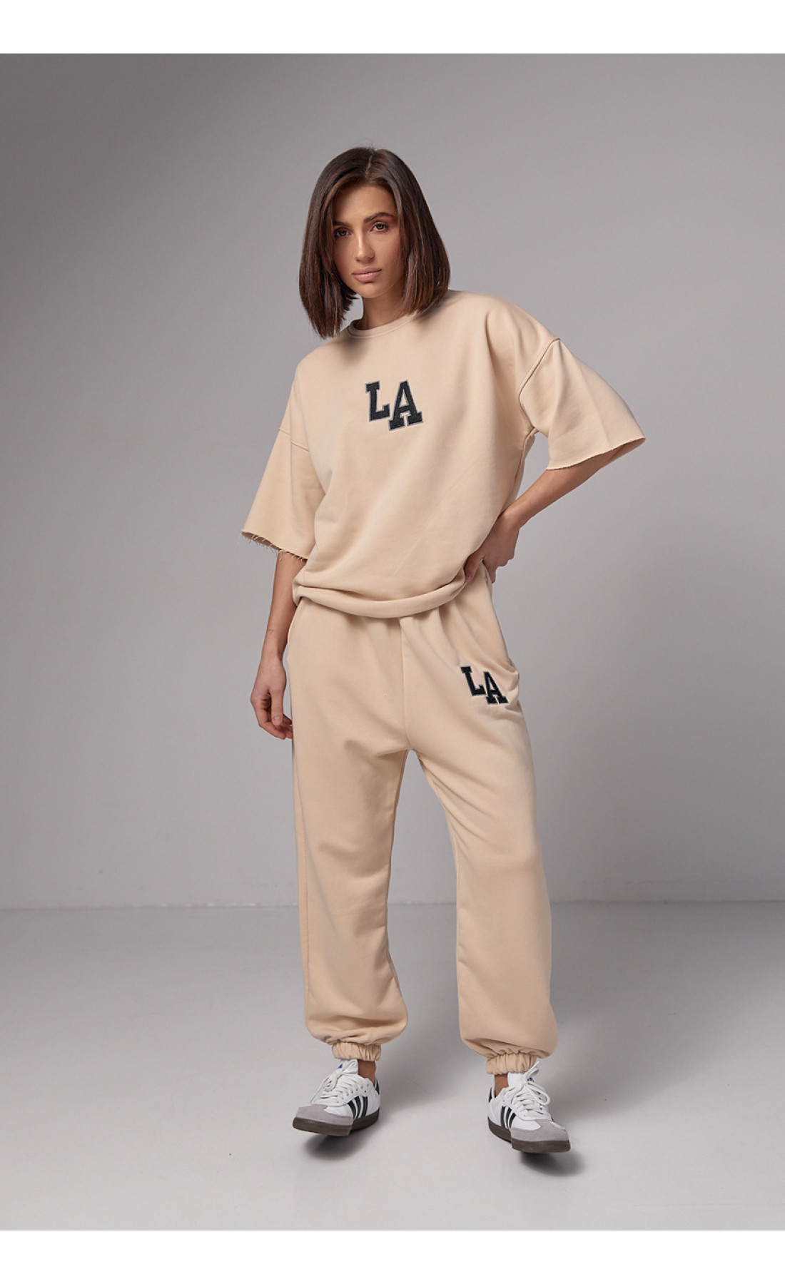 Жіночий спортивний костюм з вишивкою LA  кремовий колір