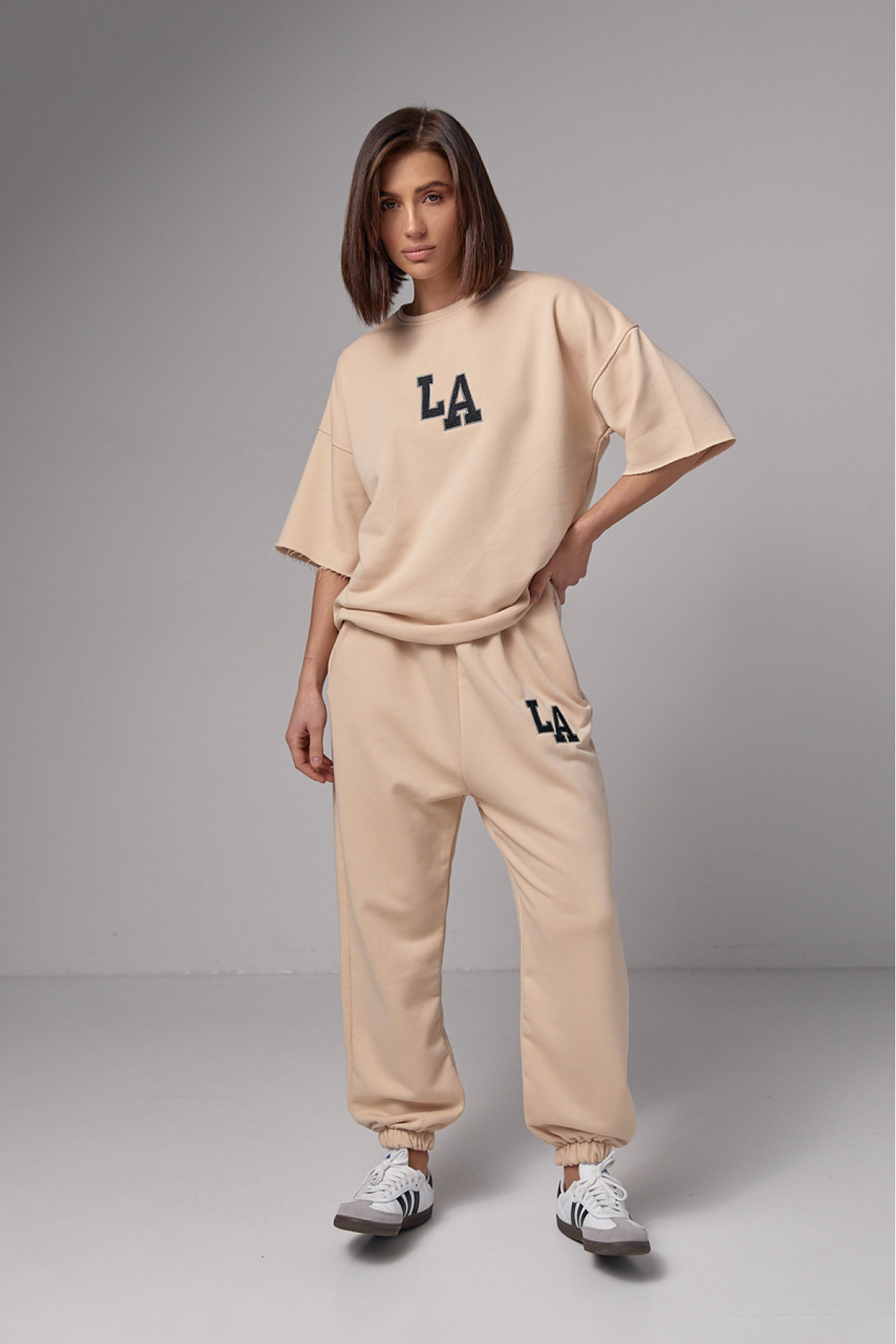 Жіночий спортивний костюм з вишивкою LA  кремовий колір