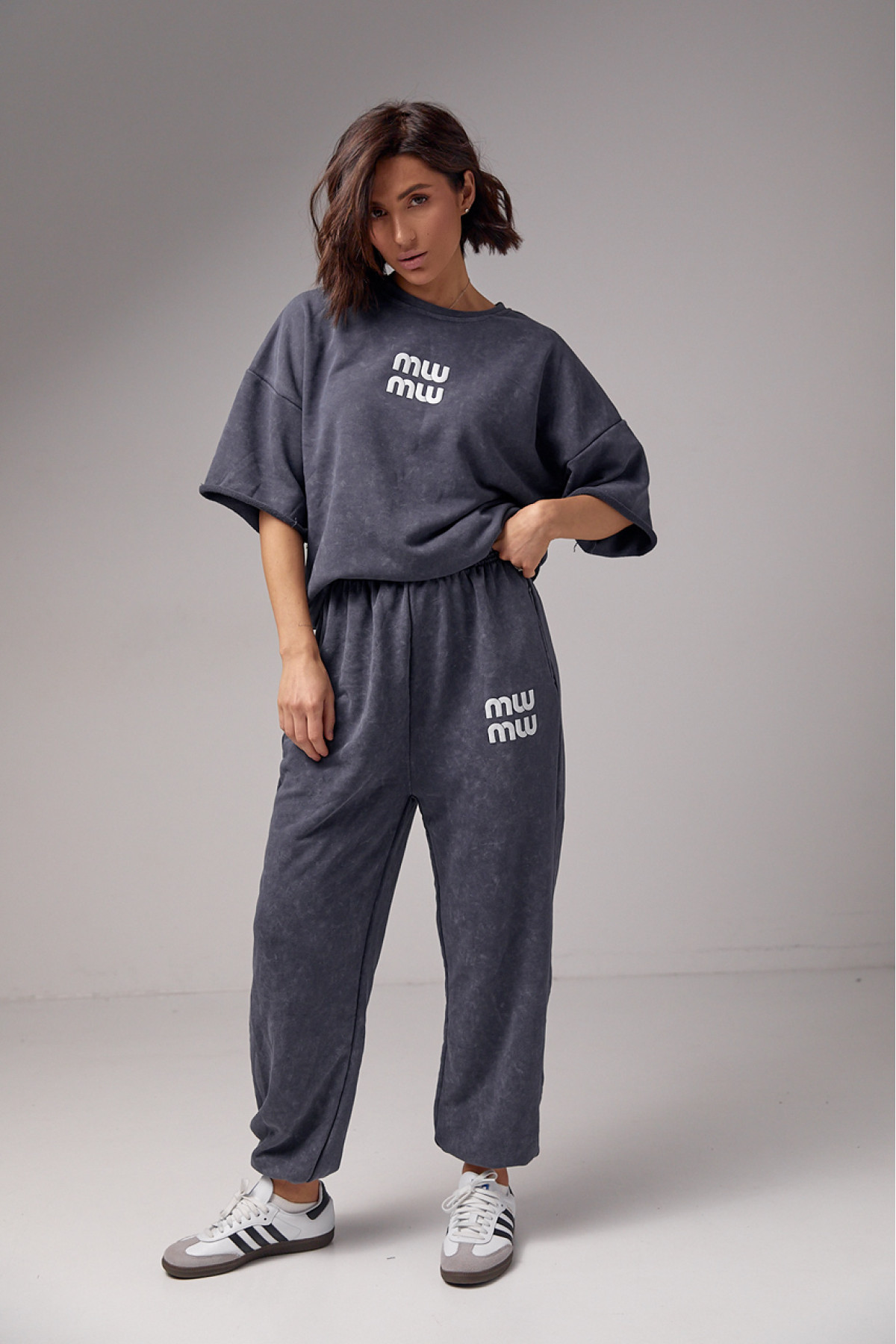 Спортивний костюм у техніці тайдай з принтом Miu Miu  темносірий колір