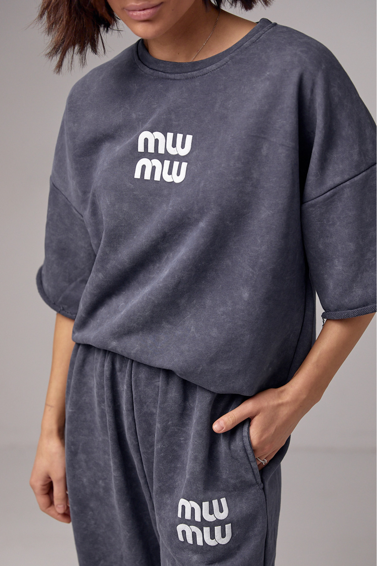 Спортивний костюм у техніці тайдай з принтом Miu Miu  темносірий колір