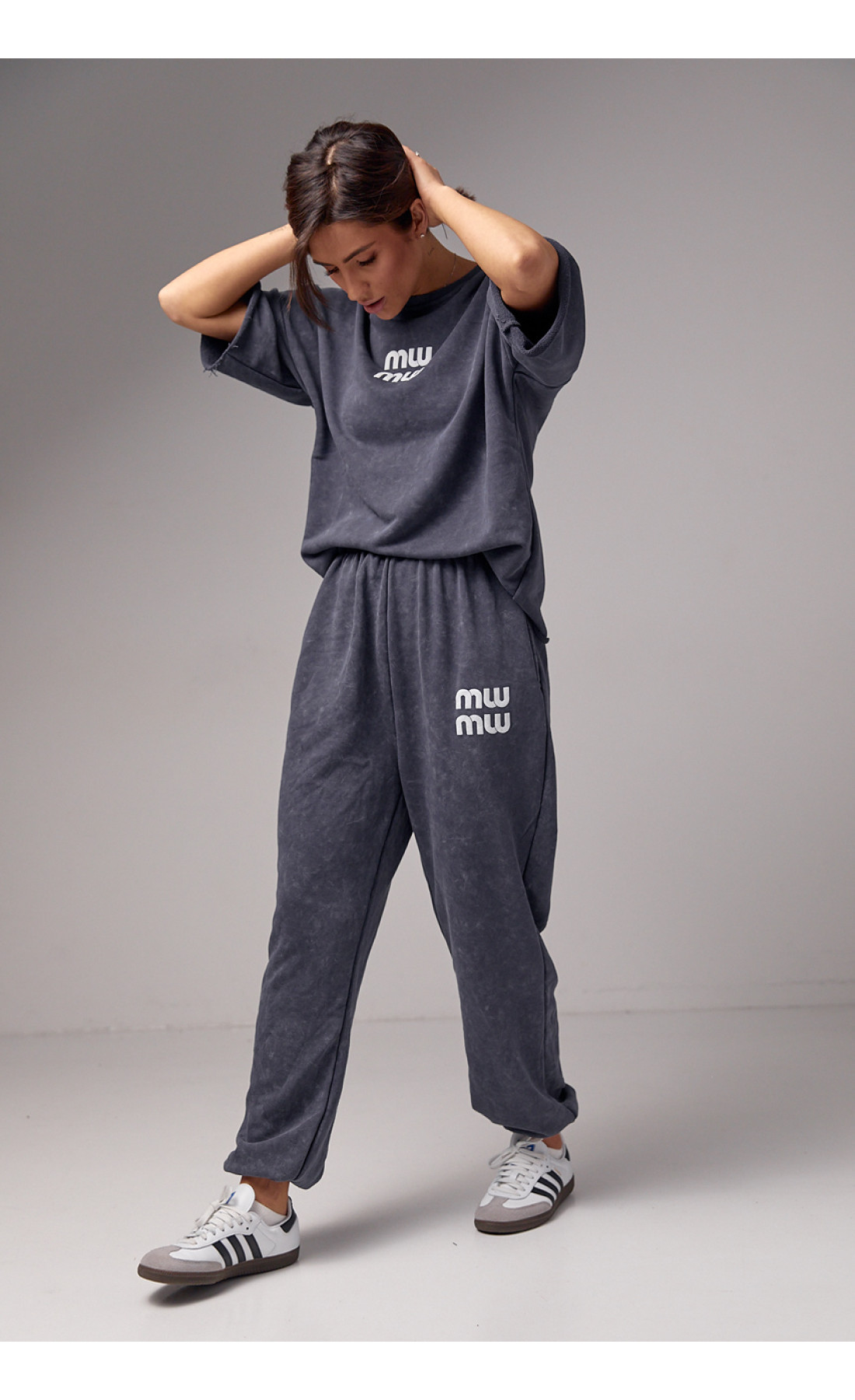 Спортивний костюм у техніці тайдай з принтом Miu Miu  темносірий колір