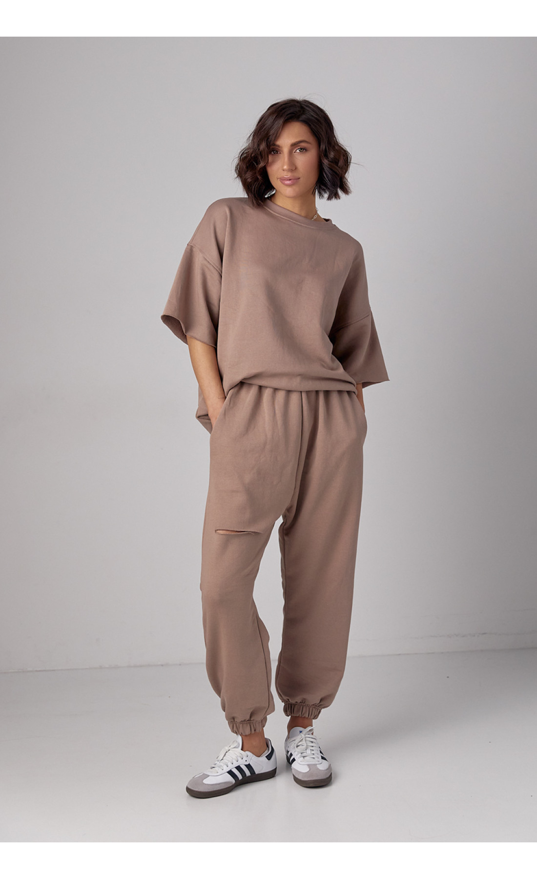 Спортивний костюм із трикотажу з прорізом на джогерах  кавовий колір
