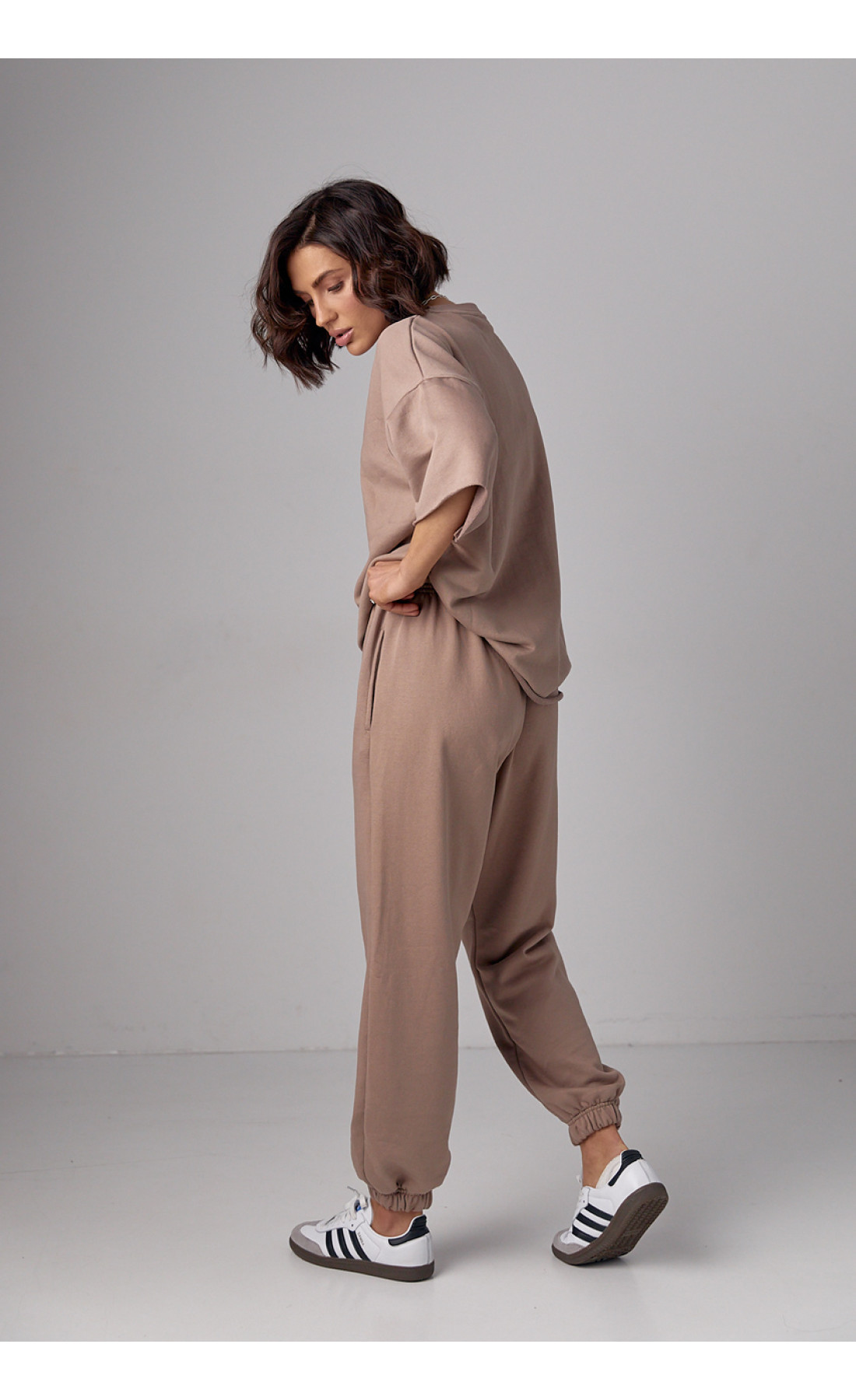 Спортивний костюм із трикотажу з прорізом на джогерах  кавовий колір