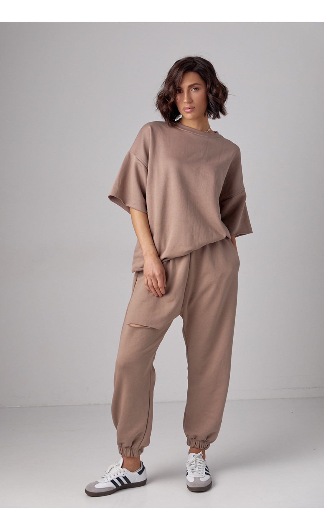 Спортивний костюм із трикотажу з прорізом на джогерах  кавовий колір