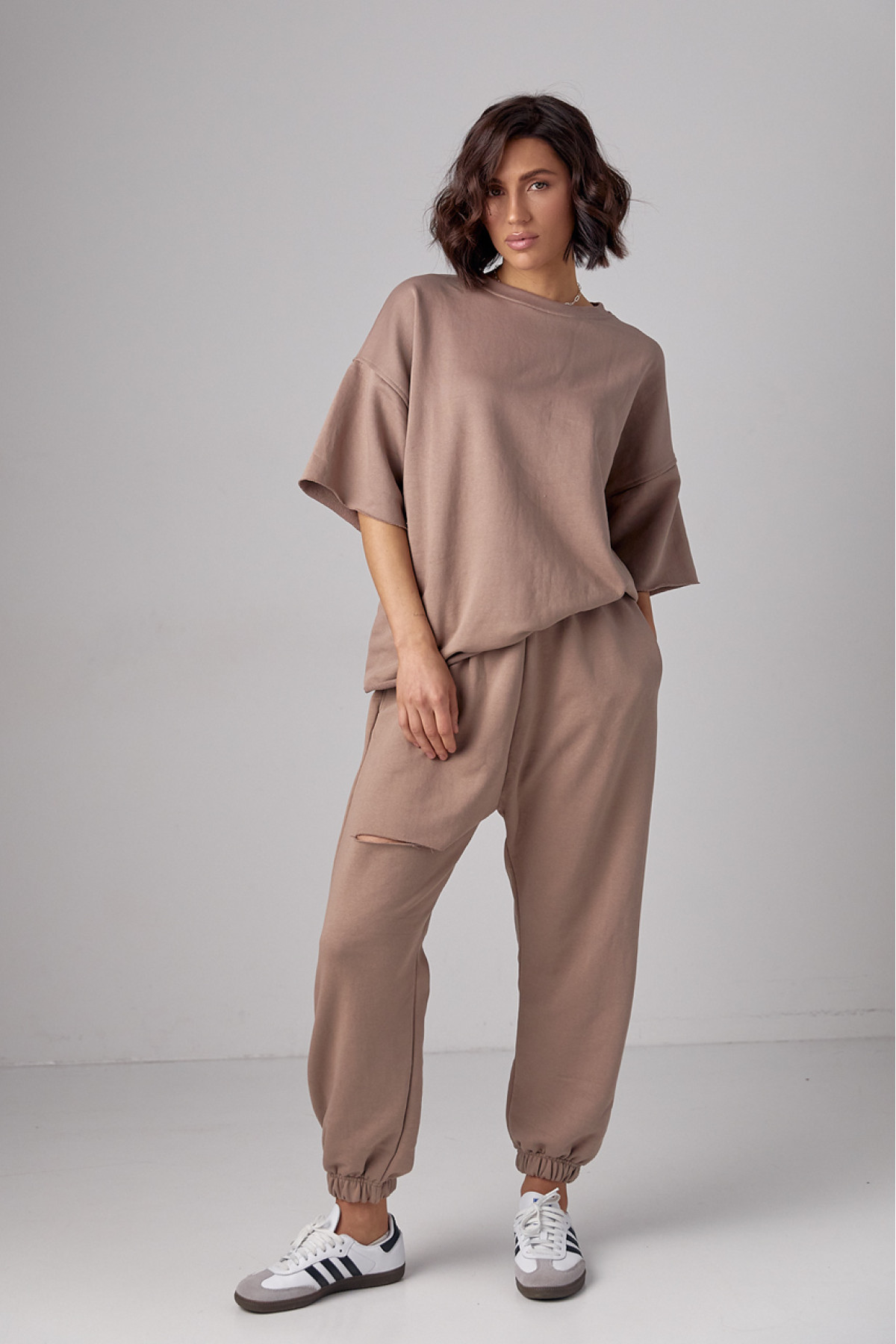 Спортивний костюм із трикотажу з прорізом на джогерах  кавовий колір