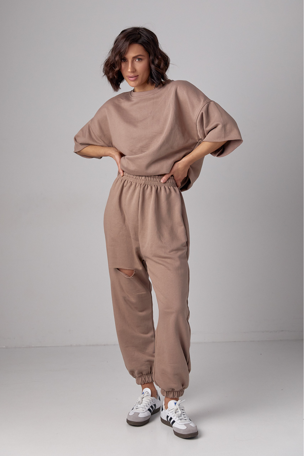 Спортивний костюм із трикотажу з прорізом на джогерах  кавовий колір