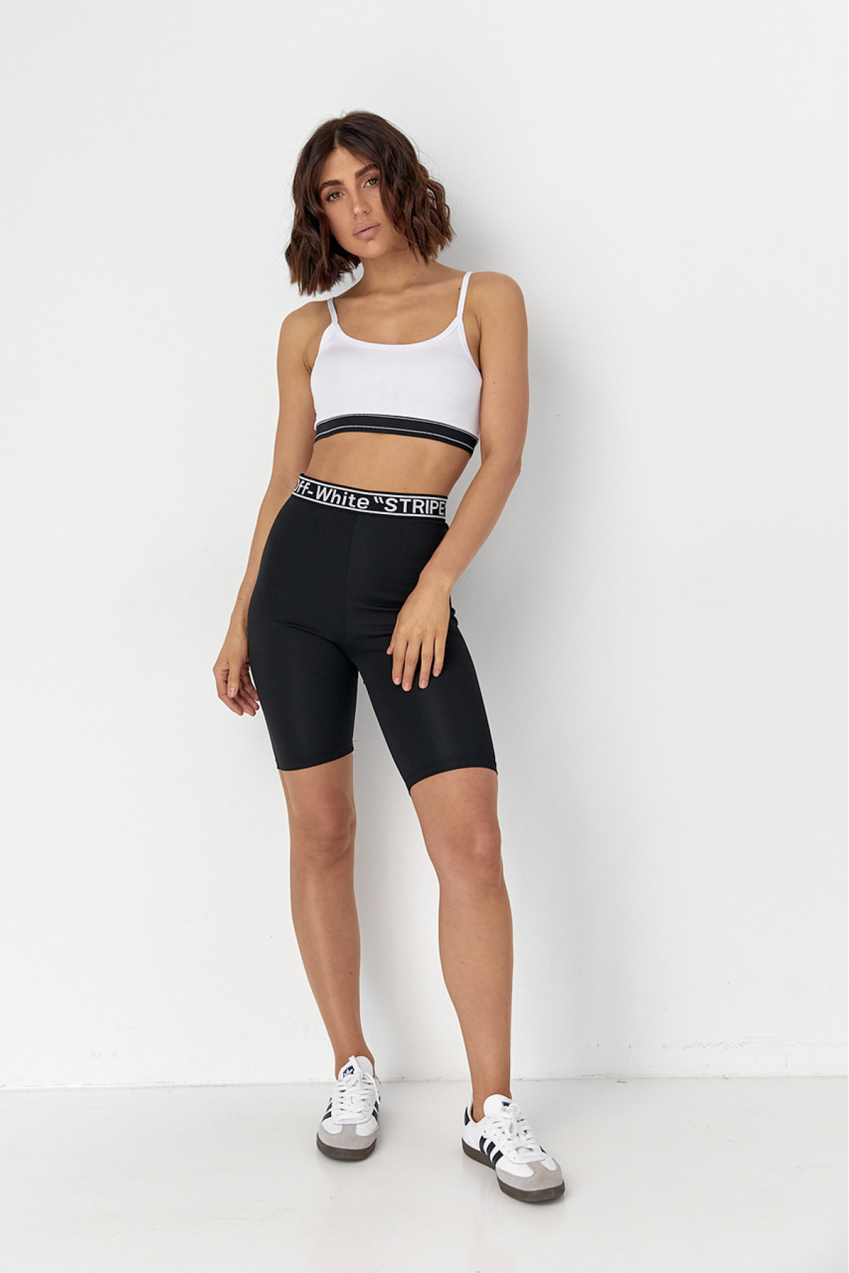 Жіночий костюм з велосипедними шортами та топом  чорний колір