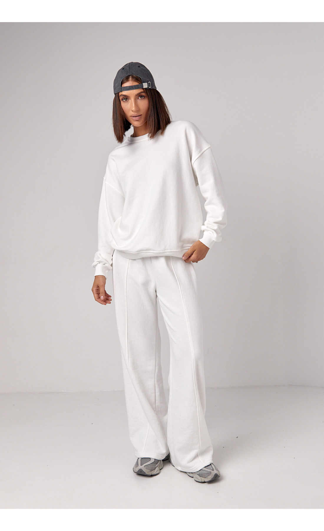 Спортивний костюм з прямими штанами та світшотом  молочний колір