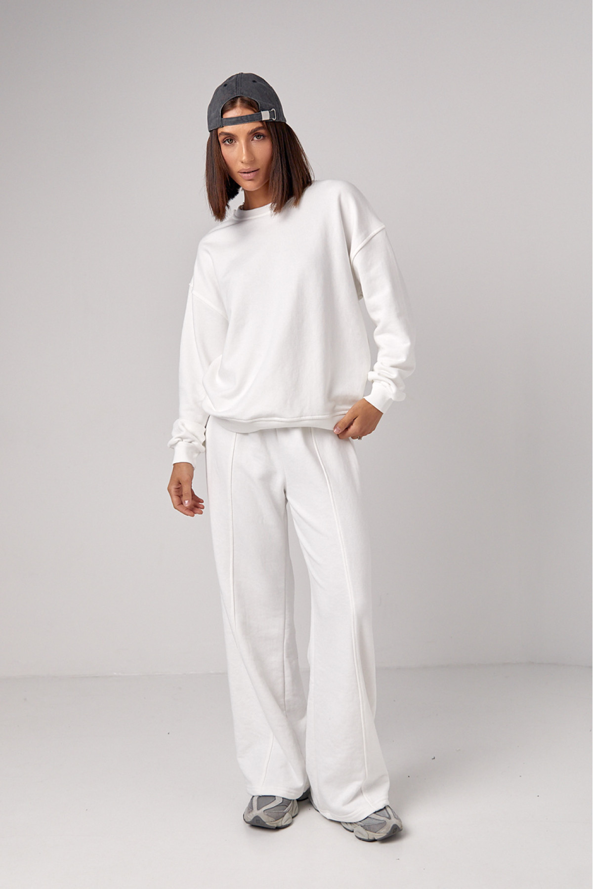 Спортивний костюм з прямими штанами та світшотом  молочний колір